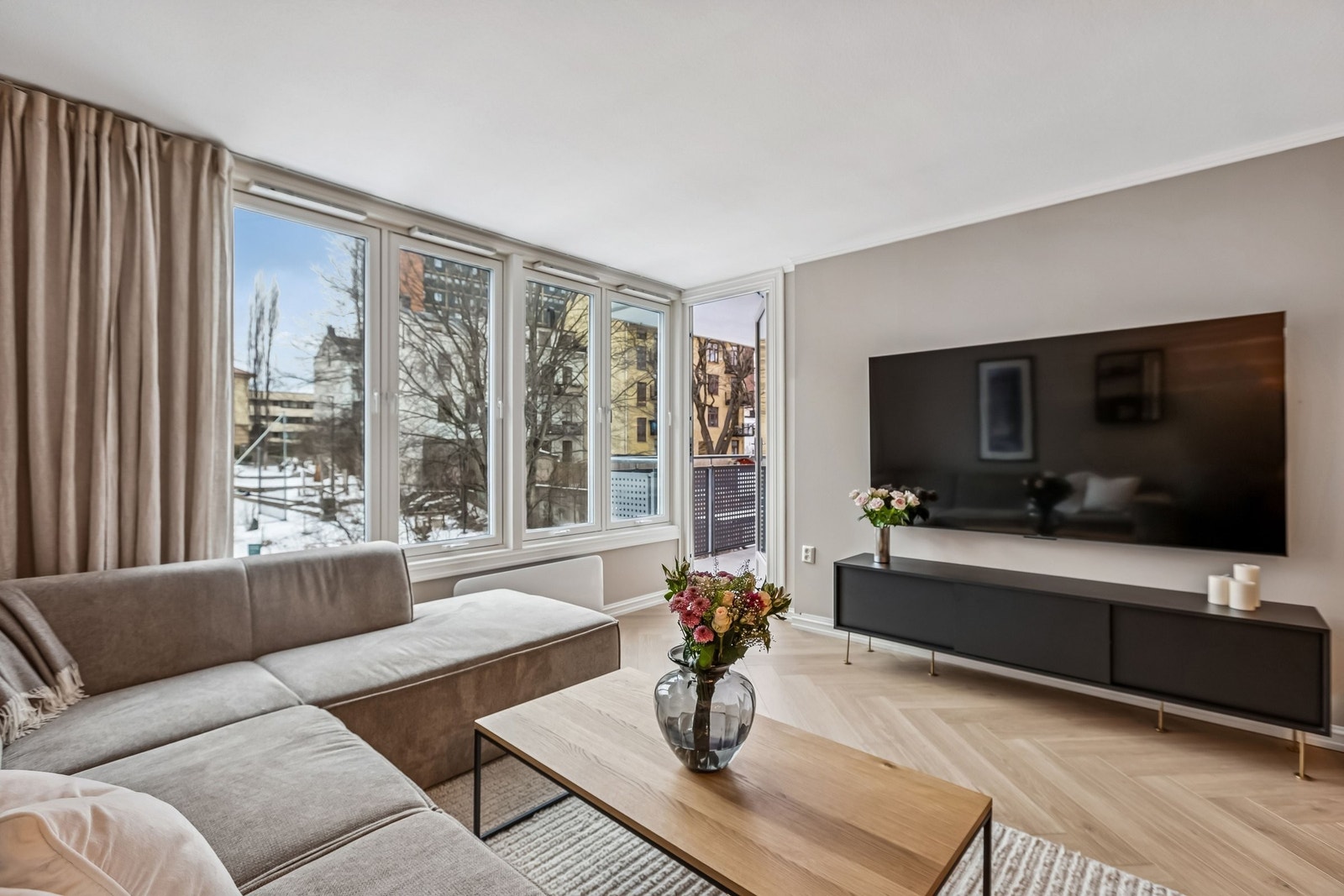 Utgang til balkong ved vinduene. Galleribilde