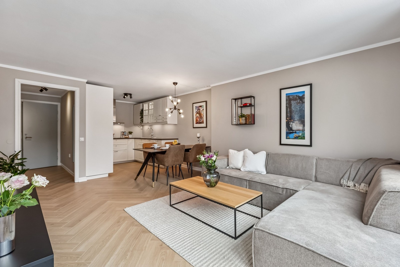 Stue og kjøkken sett fra balkongdør. Åpen og romslig planløsning som enkelt og naturlig innredes i ulike soner. Galleribilde