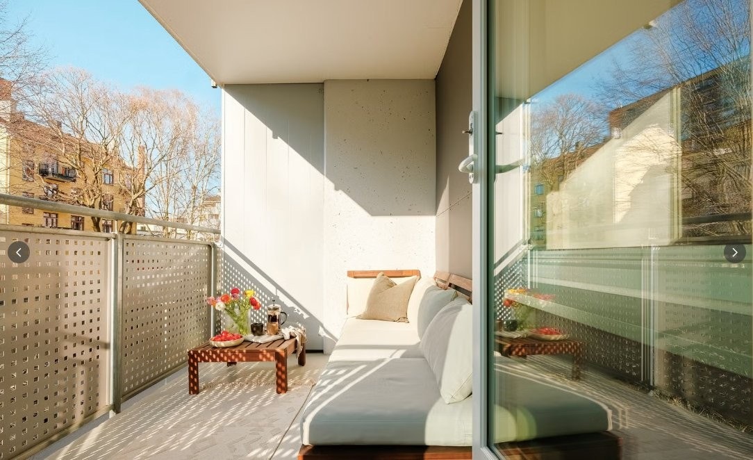 Solrik balkong på 6 kvm med god plass til møbler og grill (bildet er lånt av tidligere eier) Galleribilde