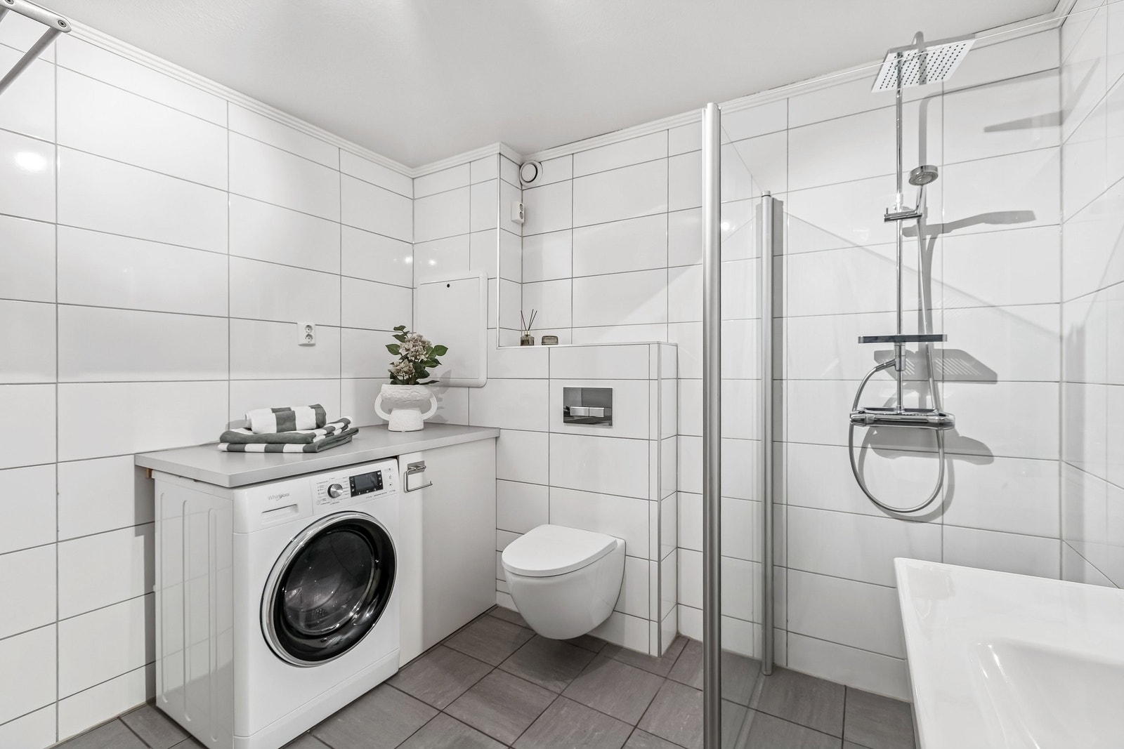 Vegghengt toalett. Mulighet for ekstra oppbevaring/skapplass ved siden av vaskemaskin. Galleribilde