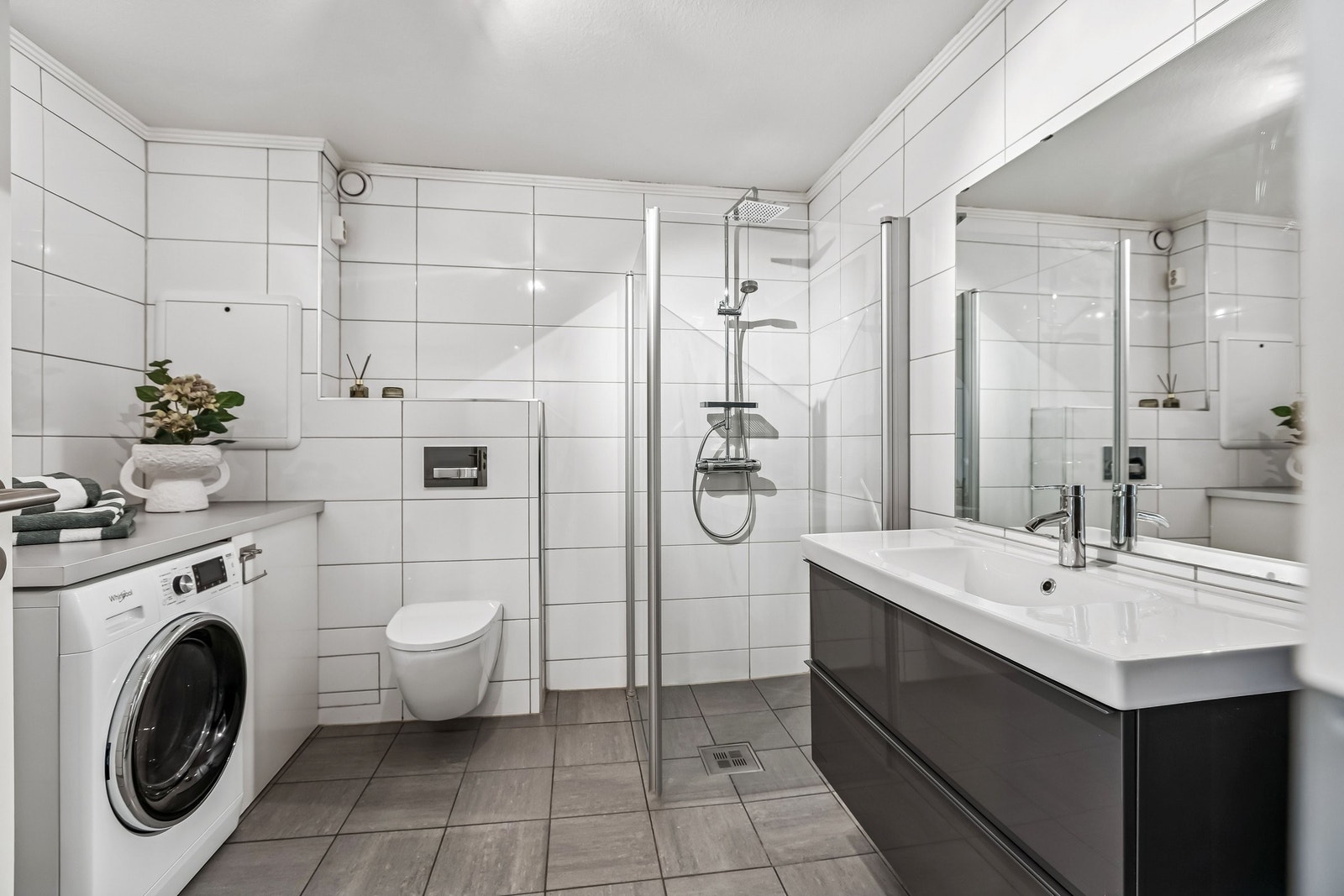 Flislagt bad av meget god størrelse, med stor dusj og servant. Varmekabler og opplegg for vaskemaskin. Galleribilde