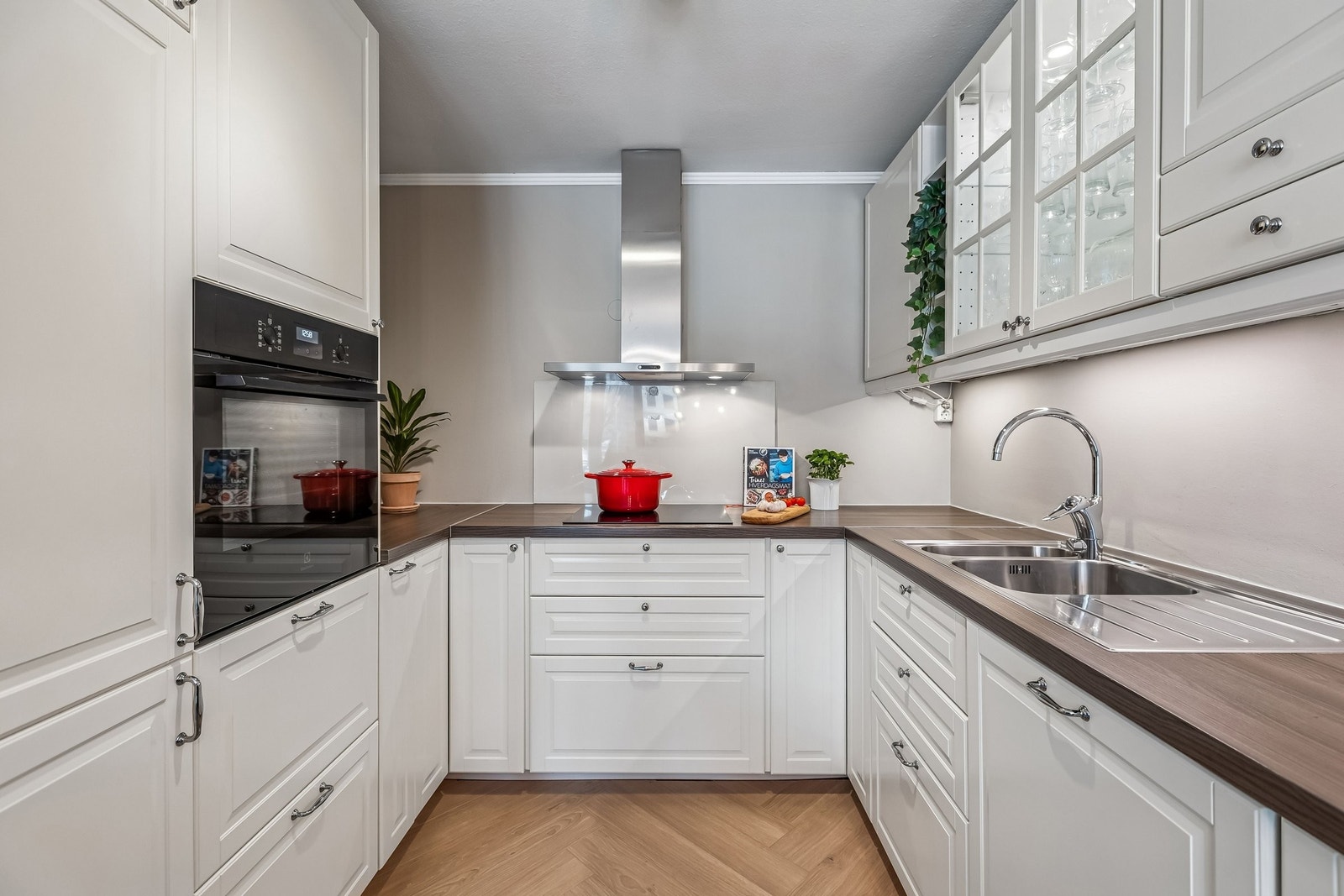 Tidsløst, pent og stort kjøkken med rikelig skap- og benkeplass. Galleribilde