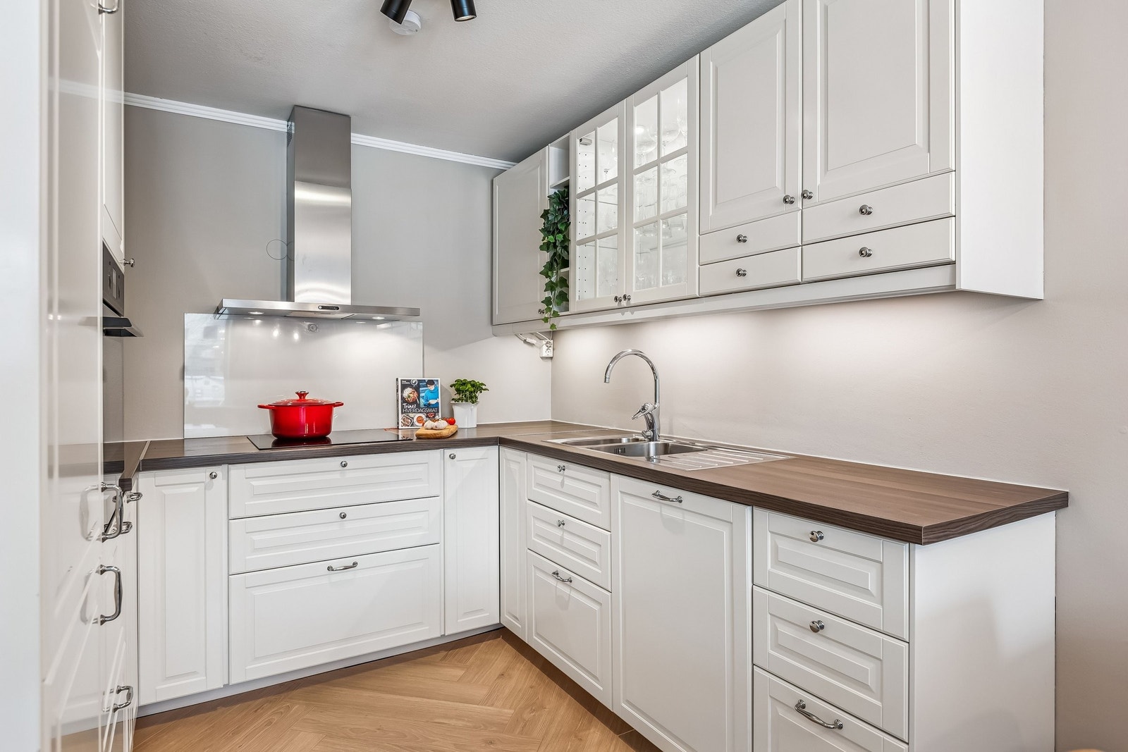 Integrerte hvitevarer. Induksjonstopp, komfyr og oppvaskmaskin fra 2025. Kombinert kjøle- og fryseskap. Galleribilde