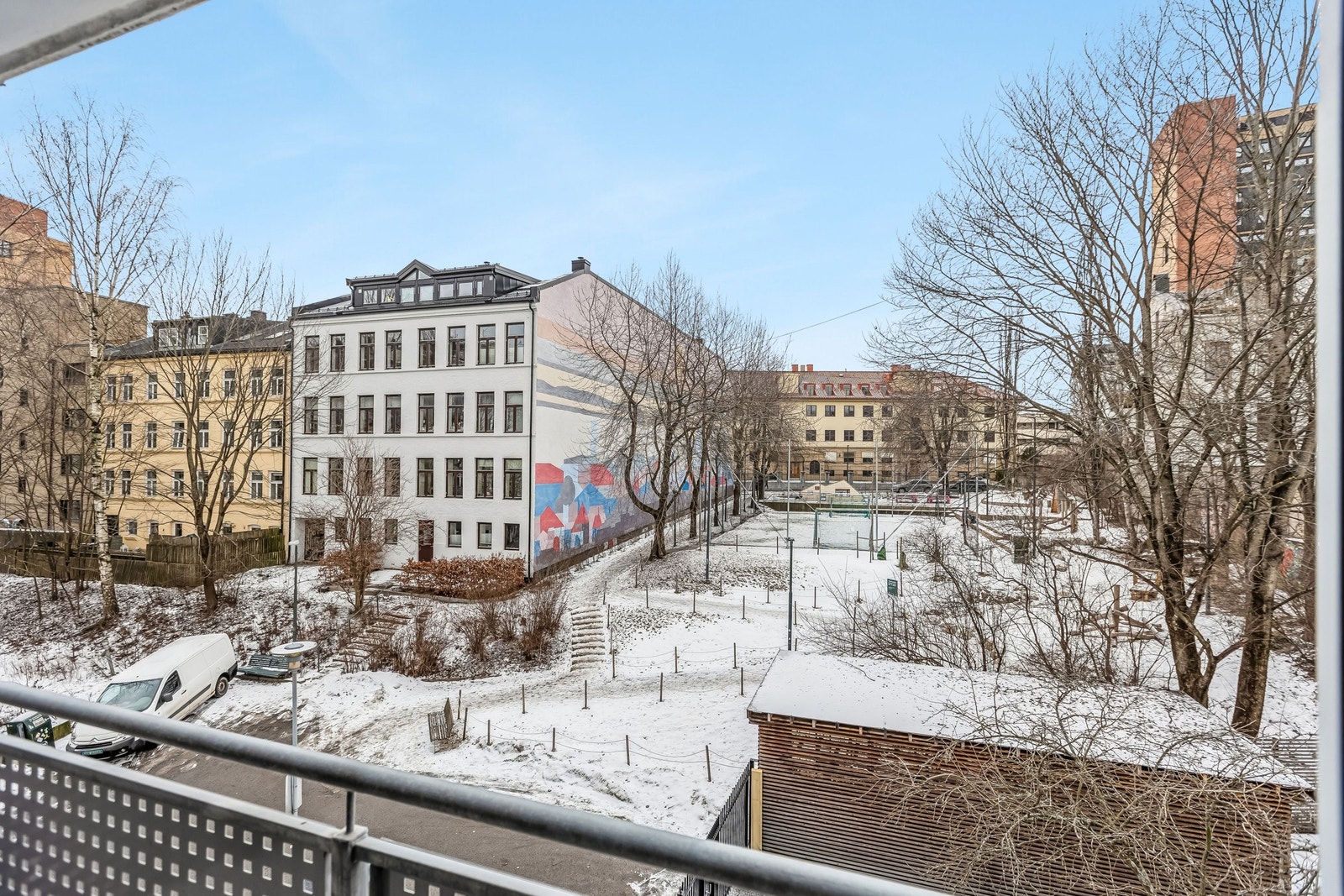 Utsikt fra stue, soverom og balkong. Ingen bygårder med direkte innsyn. Galleribilde