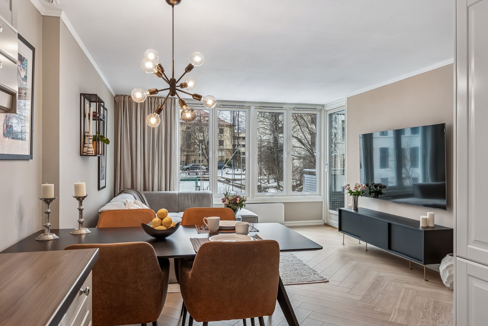 Naturlig og god plass til stort spisebord. Galleribilde