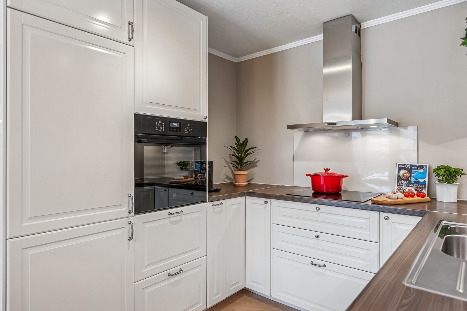 Induksjonstopp og komfyr fra Electrolux (2025). Oppvaskmaskin fra IKEA (2025). Galleribilde