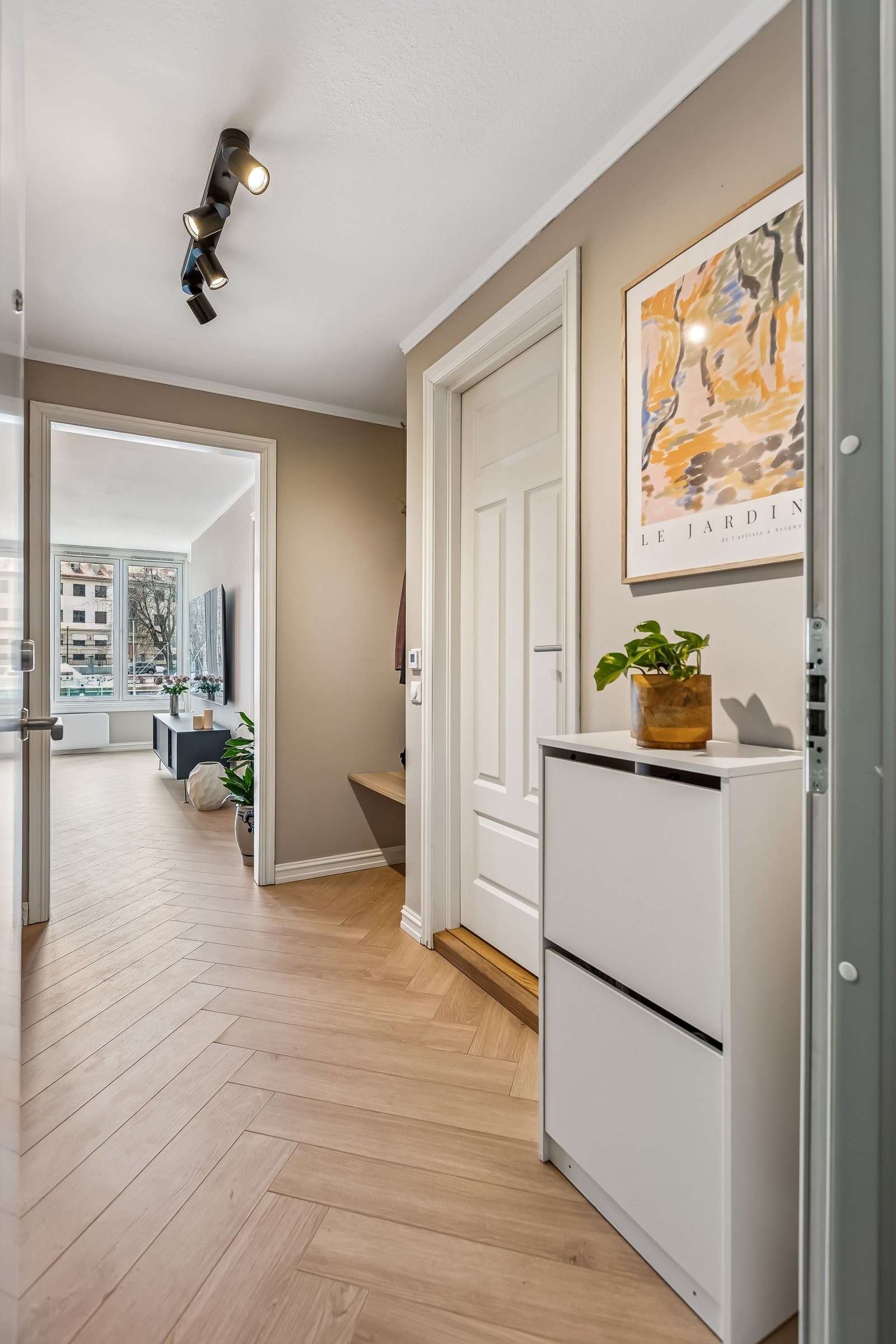 Plass til skohylle og garderobeløsning i innhuk. Galleribilde