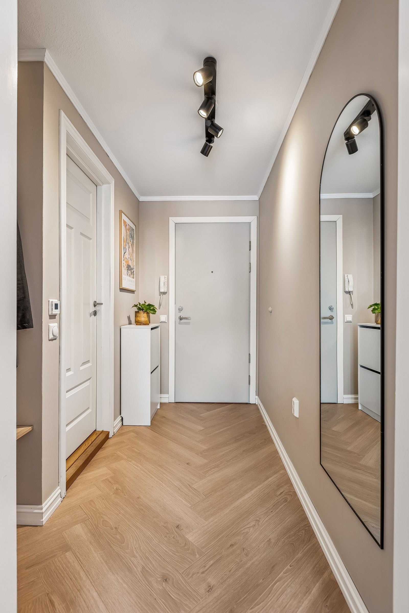 Romslig gang med plass til oppbevaring. Galleribilde