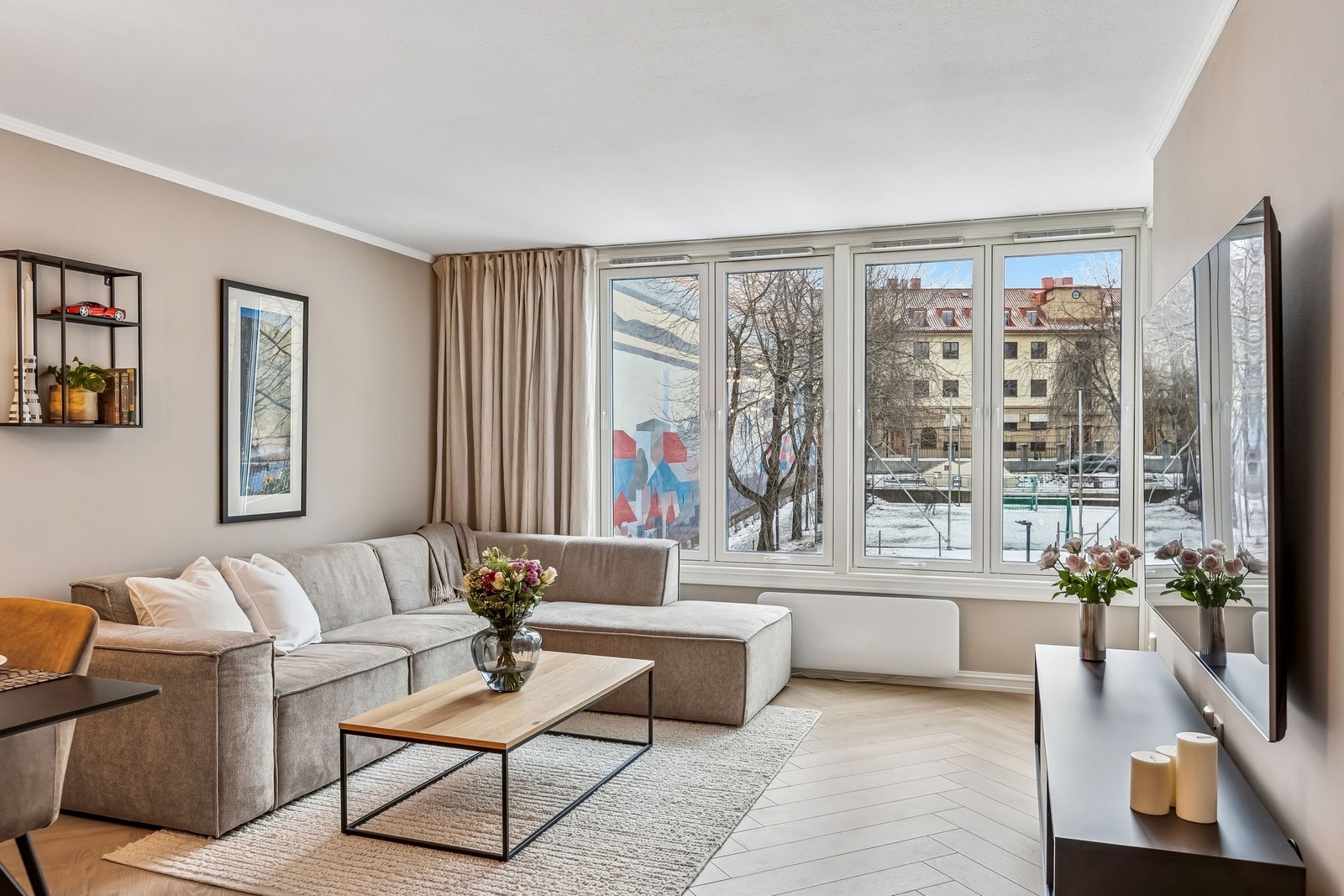 Lys og innbydende stue med store vindusflater og utgang til balkong. Galleribilde