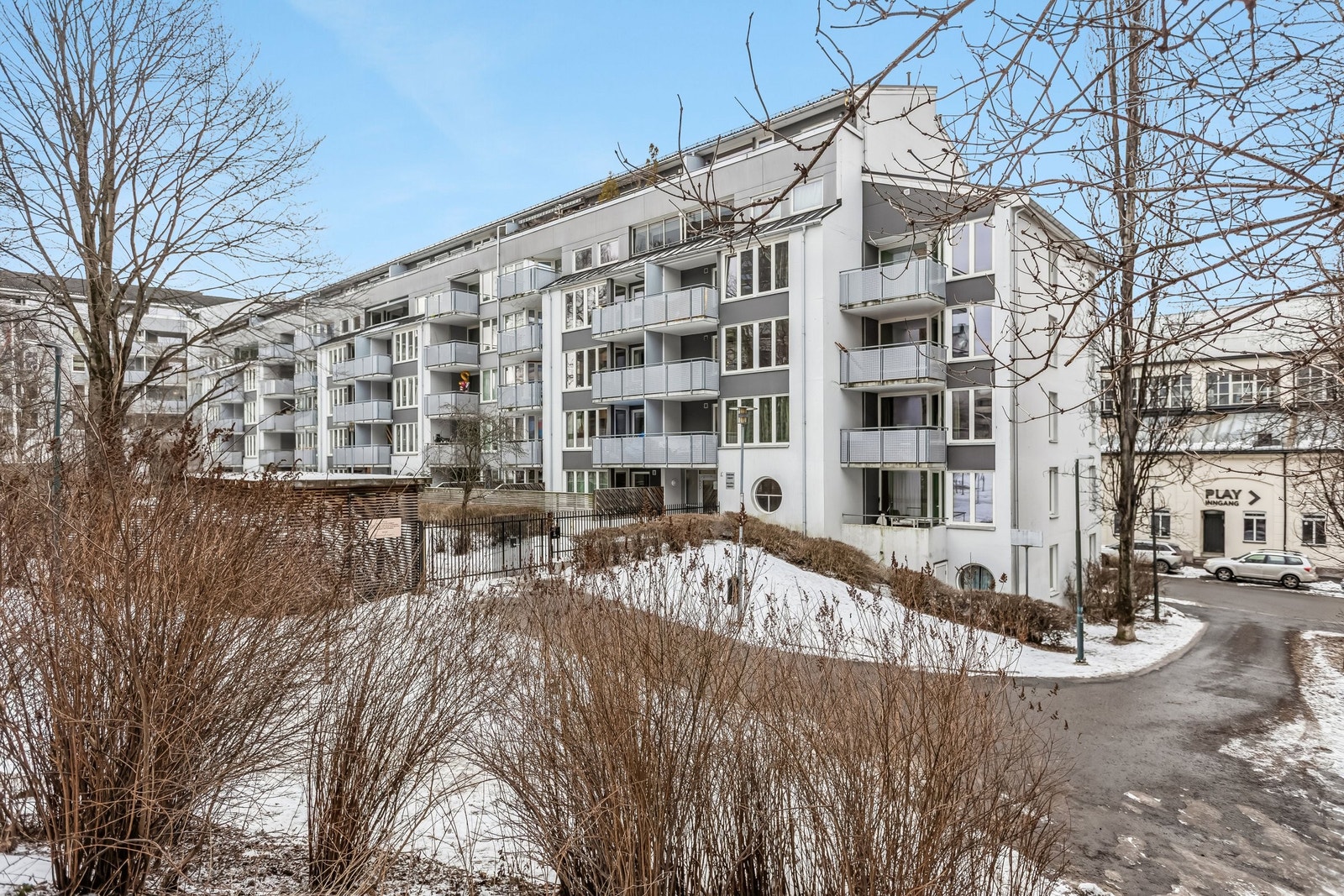 Fasade og inngangsparti sett fra bakgård. Leiligheten ligger i 3. etasje og vender i sin helhet mot denne. Galleribilde