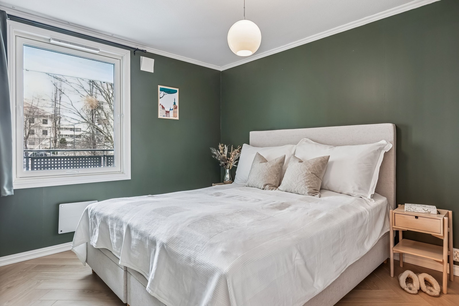 Romslig soverom med god plass til 180 cm seng, nattbord på begge sider og garderobeskap. Slette nye vegger satt opp i 2025. Galleribilde