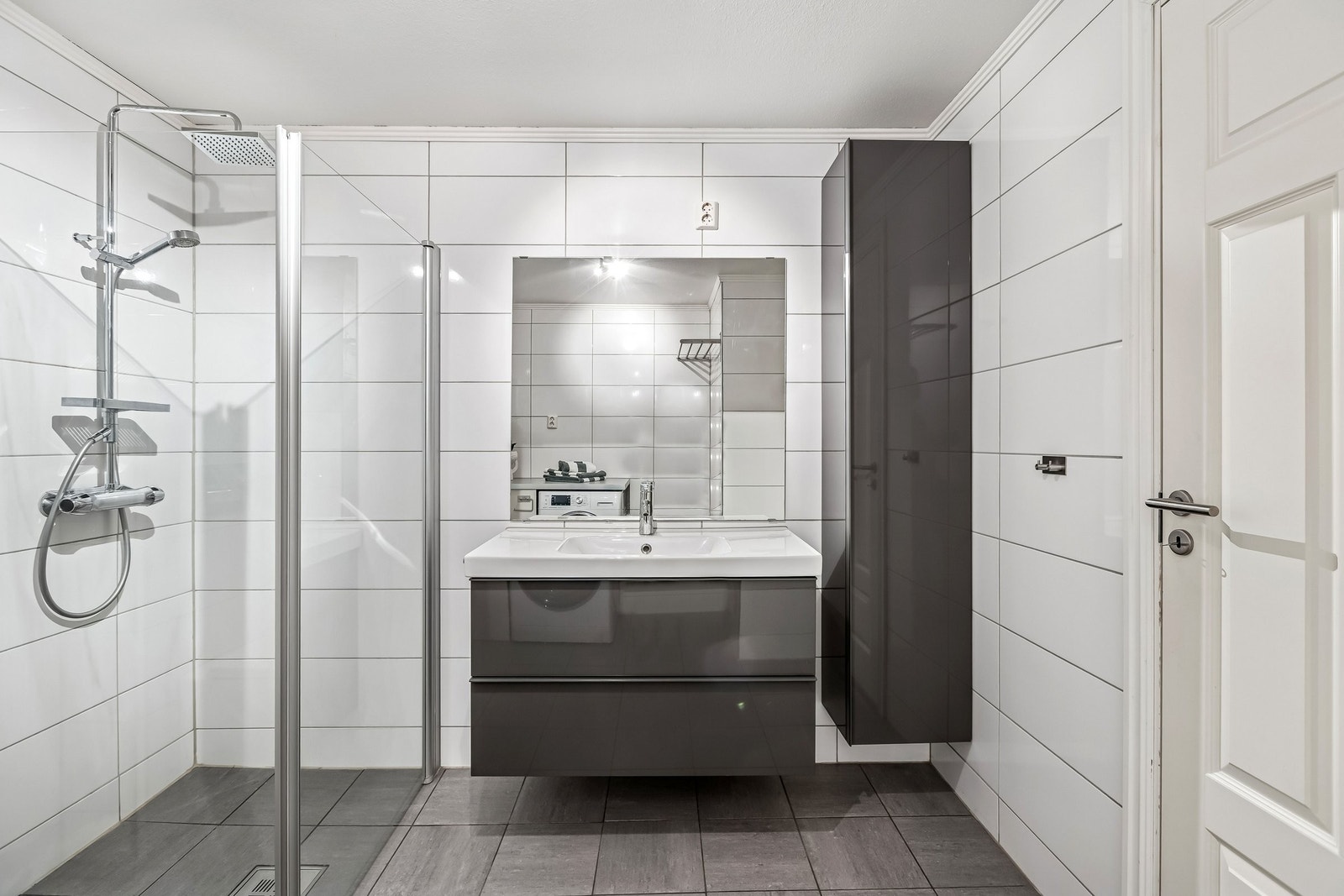 Bred servant. God plass til oppbevaring i skuffer og vegghengt skap. Galleribilde