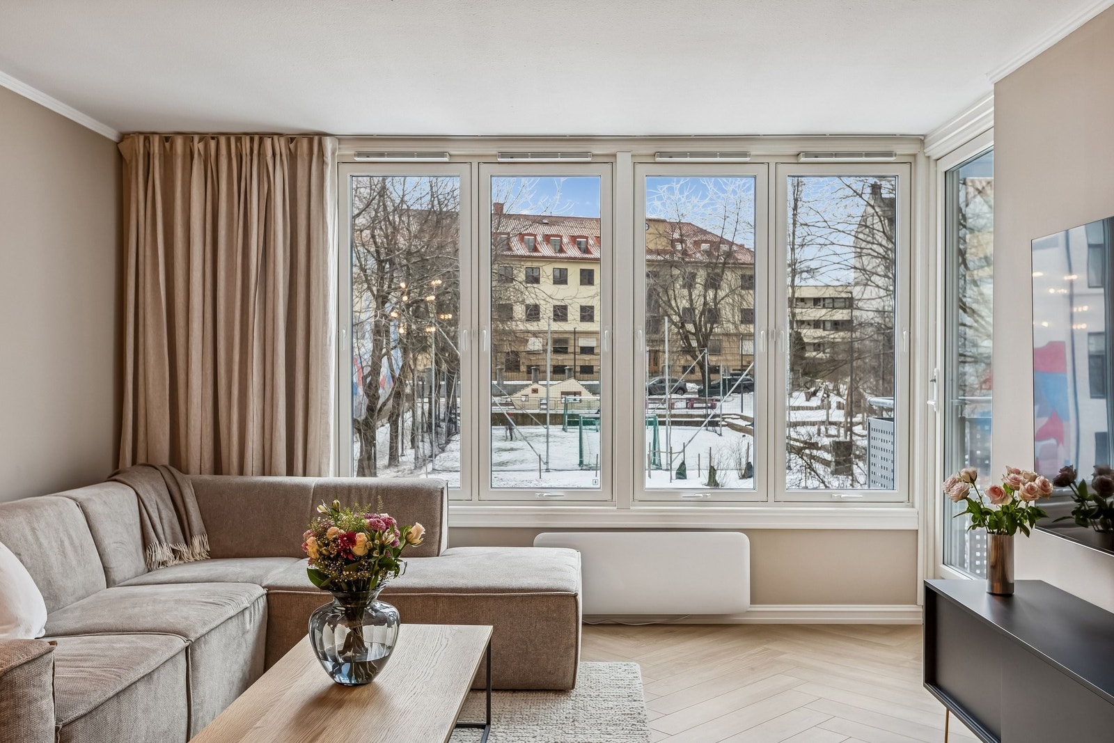 Utsikt fra stue/kjøkken mot frodig uteområde og bakgård. Ingen gjenboere. Galleribilde