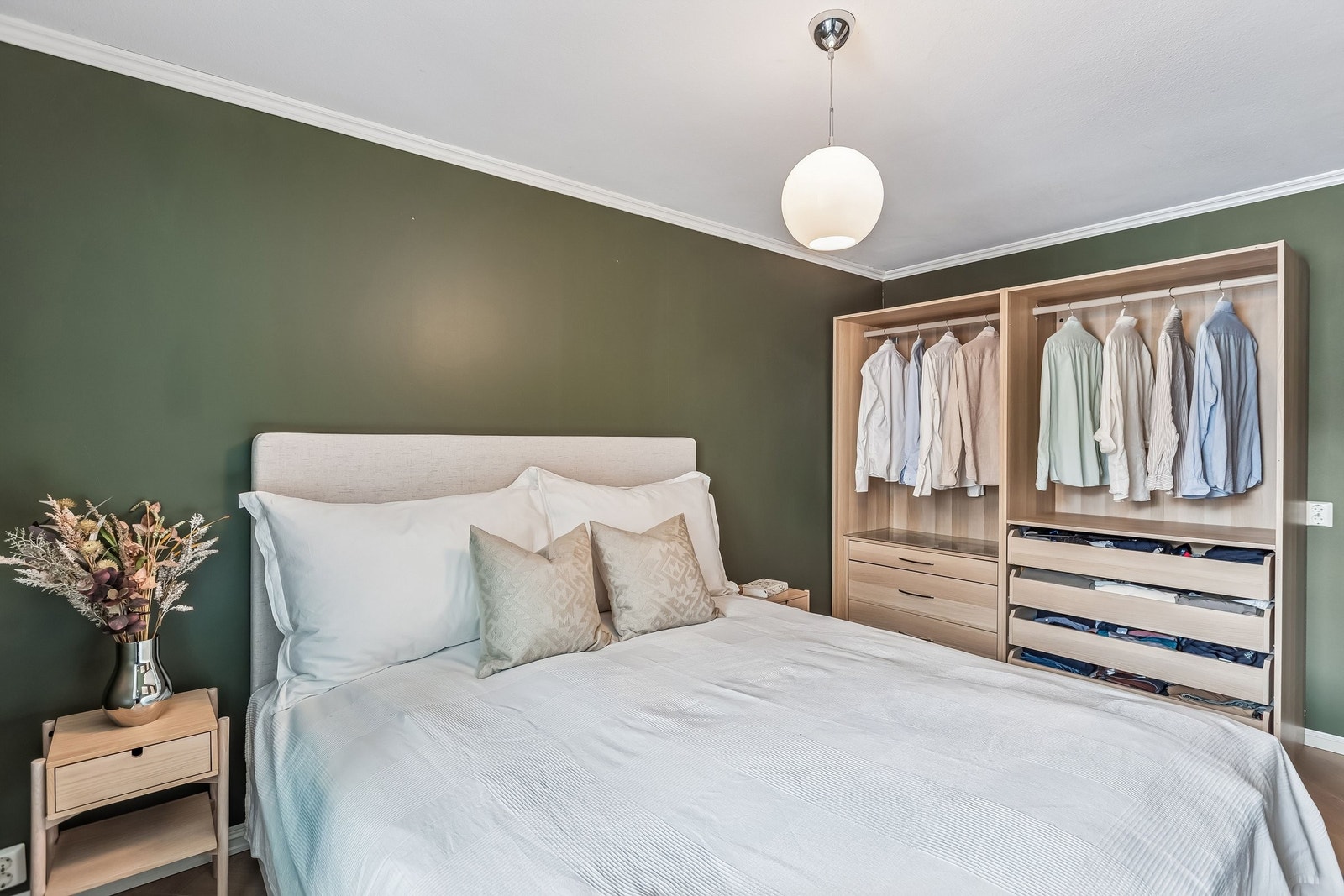 Garderobeskap medfølger. Plass til å sette inn et ekstra skap på høyresiden. Galleribilde