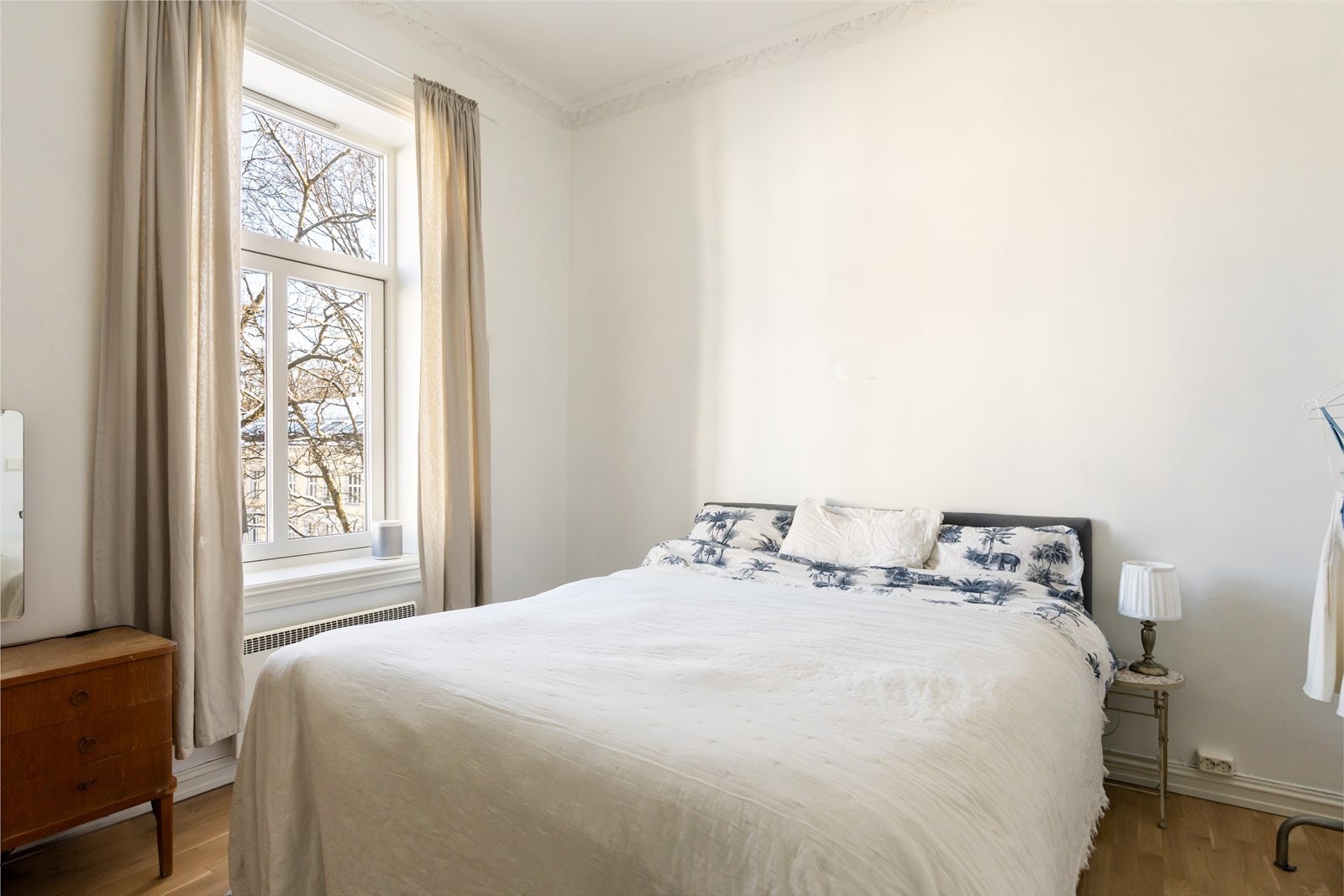 Rommet har god plass til dobbeltseng og annet møblement. Galleribilde