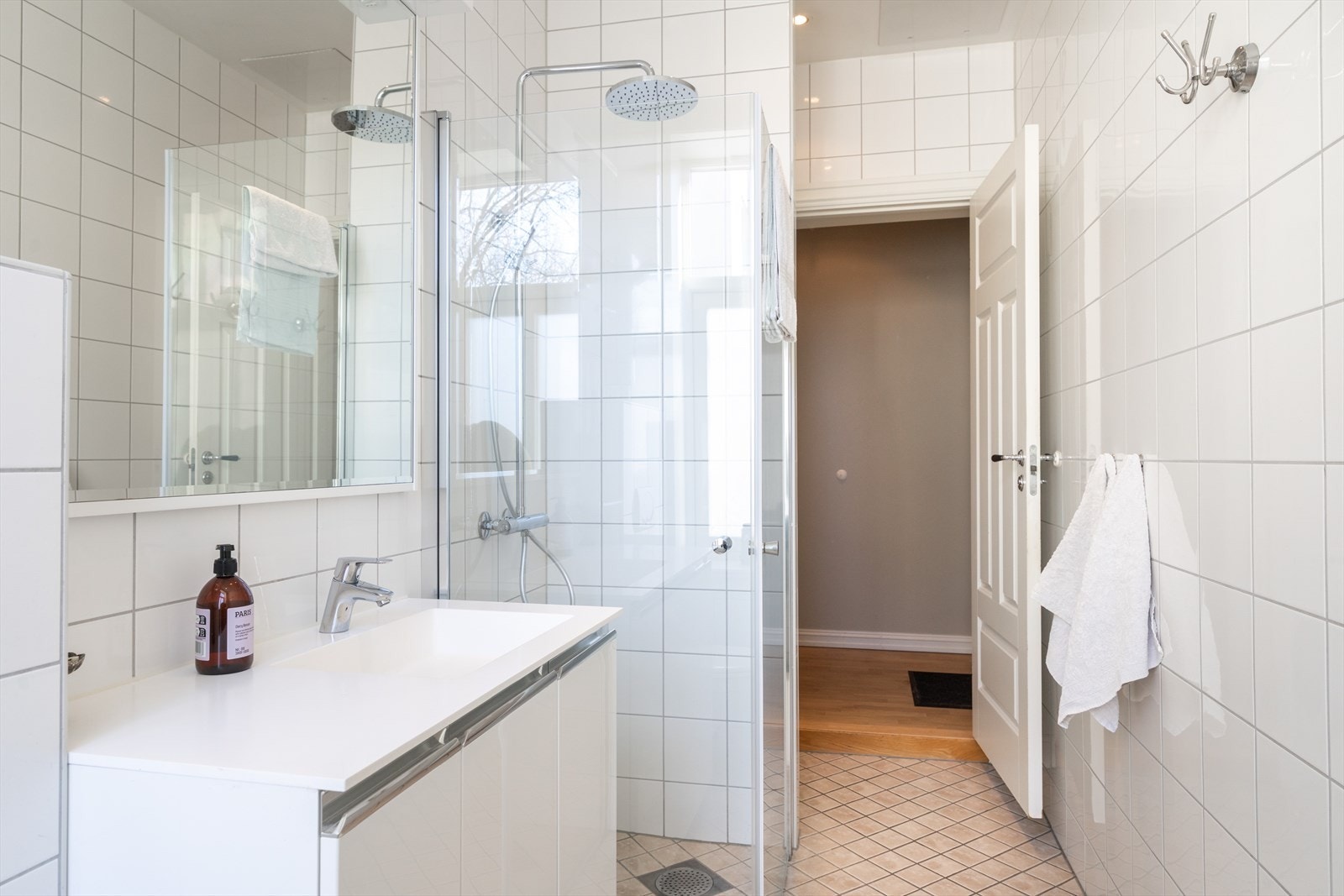 Praktisk bad utstyrt med rørfordelingsskap, stoppekran og mekanisk avtrekk for god ventilasjon. Rommet har også en dusjnisje. Galleribilde