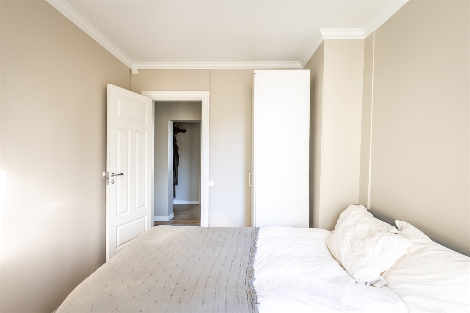 Rommet har også plass til et lite garderobeskap. Galleribilde