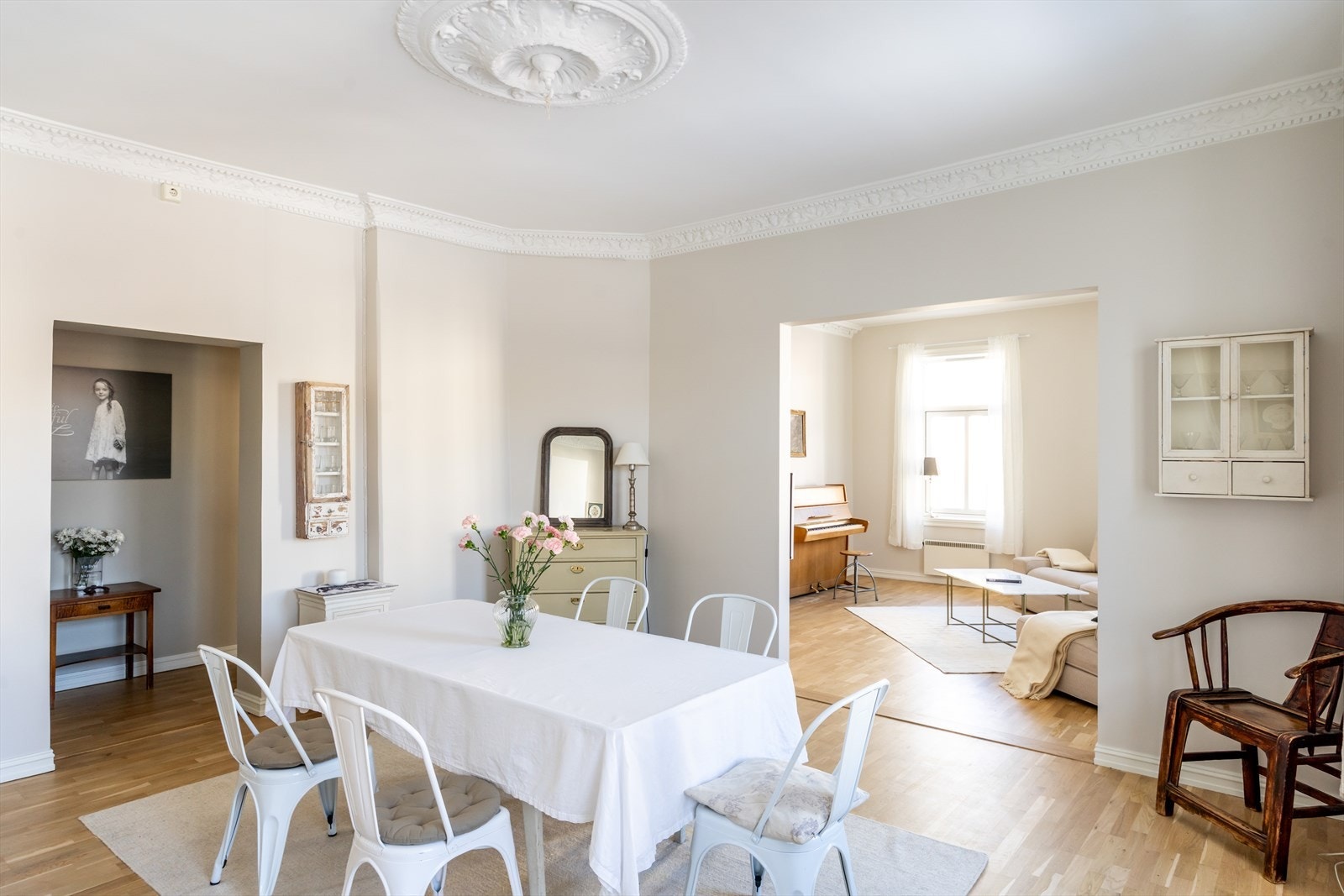 Den generøse takhøyden sikrer en god og romslig romfølelse. Galleribilde