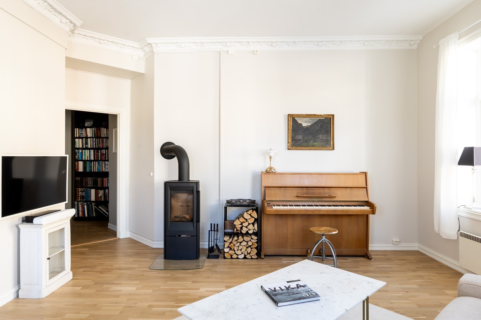 Det er installert ny peis i 2025. Galleribilde