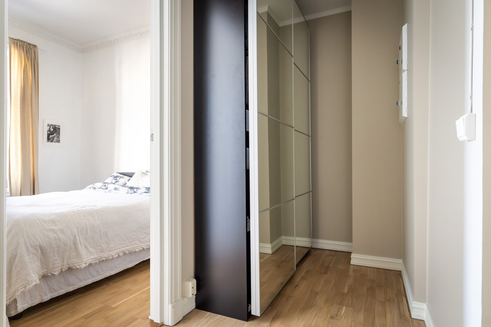 Det andre soverommet ligger i tilknytning til en liten gang som har god plass til et garderobeskap. Galleribilde