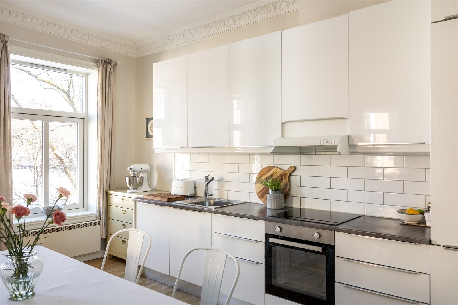 Kjøkkenet er innredet med stilrene, glatte laminerte fronter fra Spagnol og en slitesterk laminert benkeplate. Galleribilde