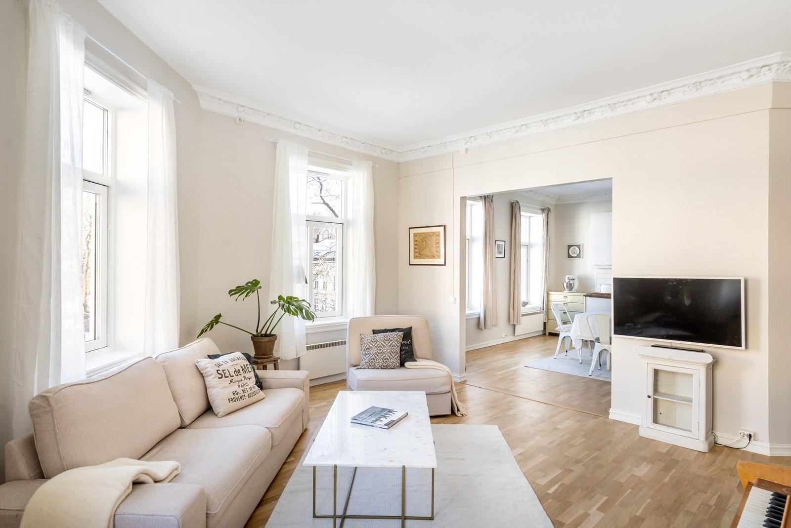 En klassisk, innholdsrik og stor leilighet beliggende i et fasjonabelt strøk i Vika. Galleribilde