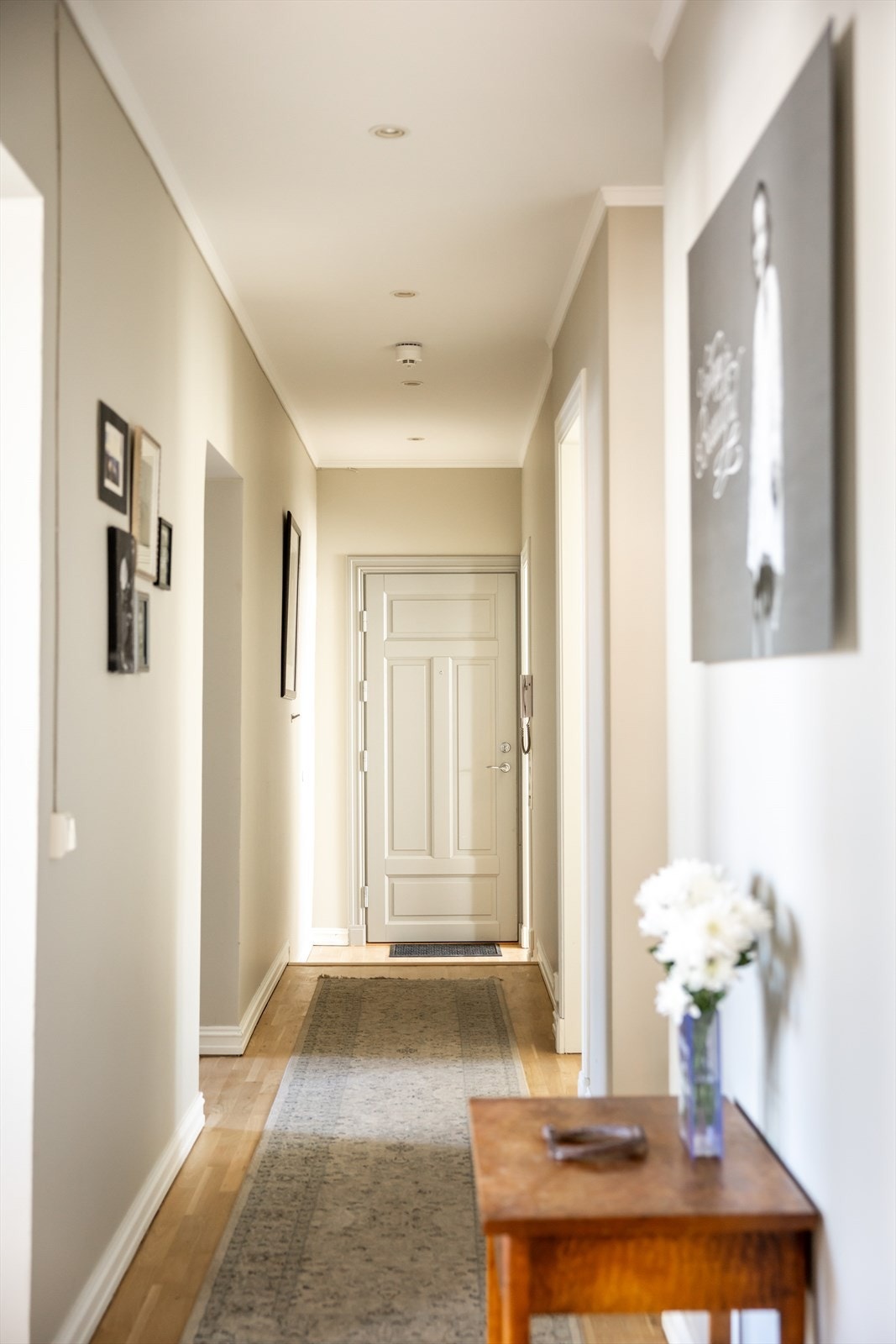 Den romslige og langstrakte entréen fungerer som et praktisk knutepunkt i boligen. Galleribilde