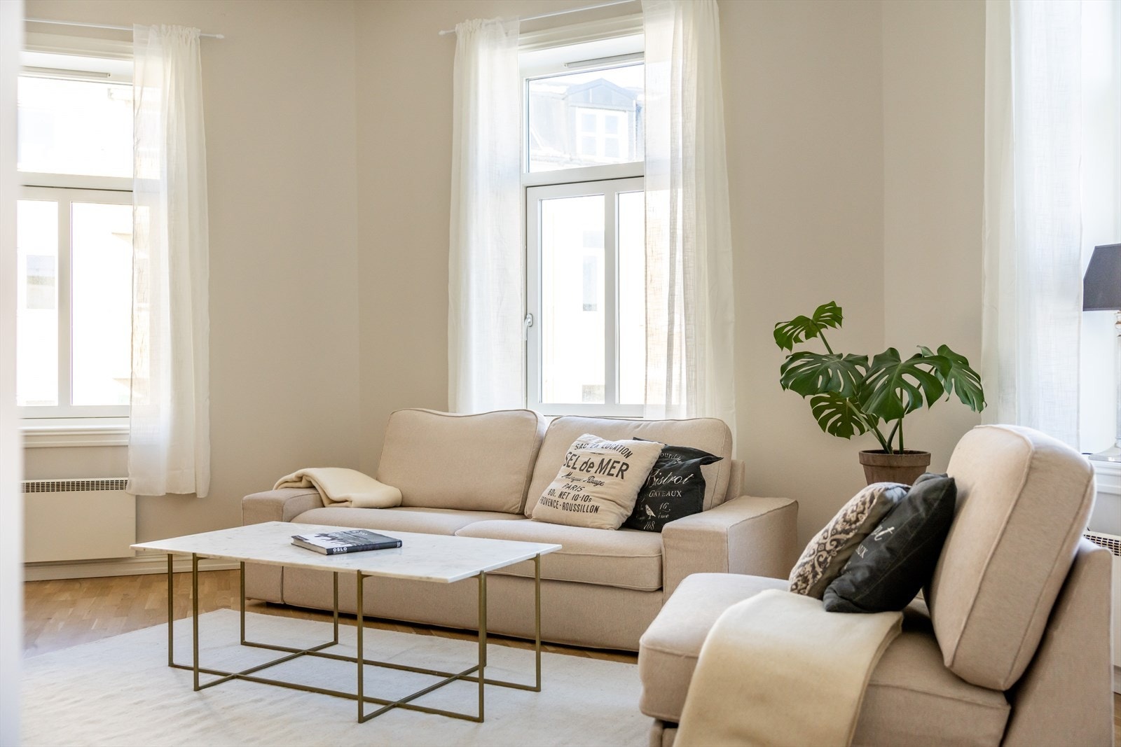 Den innbydende stuen har god plass til en større sittegruppe og innbyr til hyggelige sosiale sammenkomster. Galleribilde