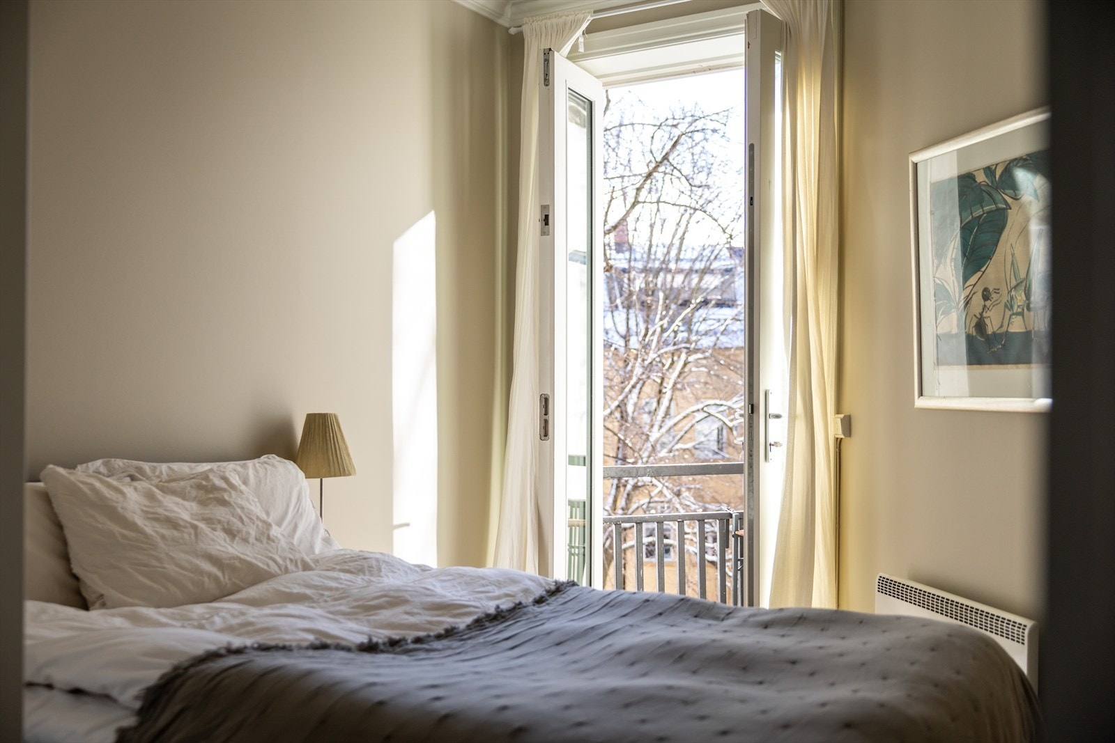 Her er det plass til dobbeltseng og det er utgang til en liten balkong vendt mot rolig bakgård. Galleribilde