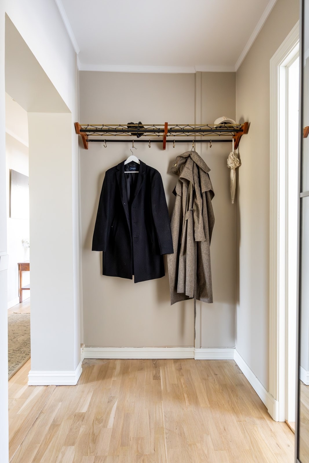 Her er det også god plass til å henge fra seg yttertøy. Galleribilde