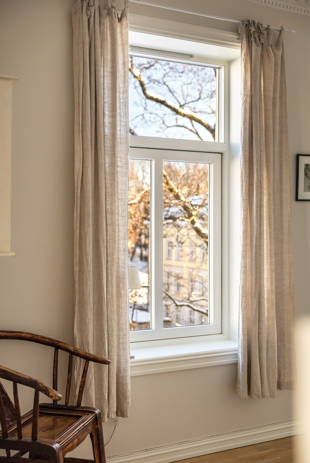 De dype vinduspostene egner seg perfekt for dekor og grønne planter, mens de store vinduene fra 2011/2012 sørger for rikelig naturlig lys. Galleribilde