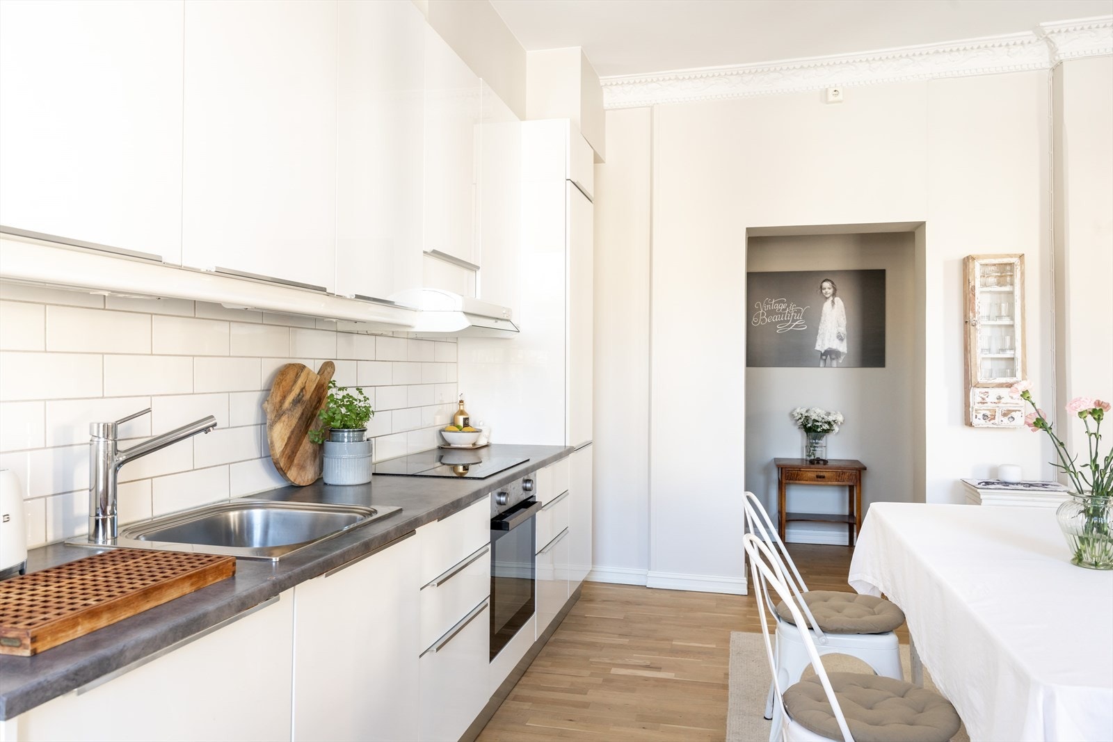 Over stekesonen er det en mekanisk avtrekksvifte som sikrer effektiv ventilasjon. Kjøkkenet er godt utstyrt med integrerte hvitevarer, inkludert oppvaskmaskin, kjøl/fryseskap, platetopp og stekeovn. Galleribilde