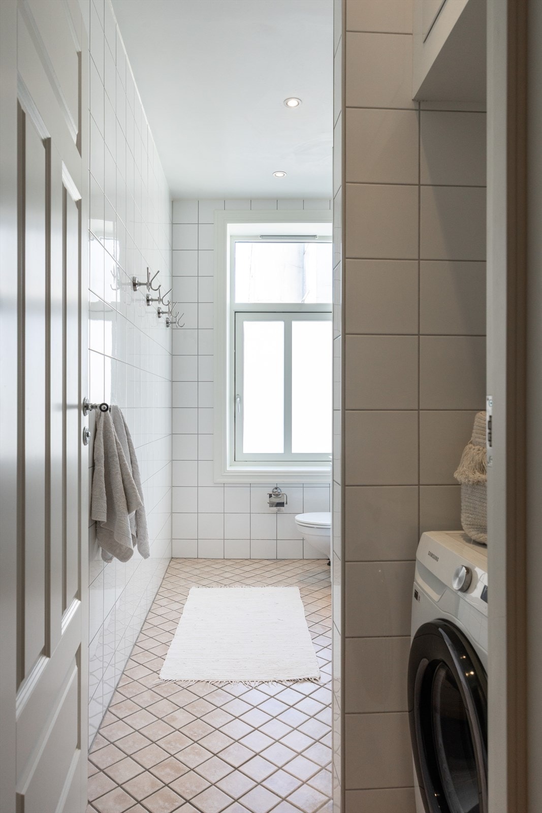 Her finnes opplegg for vaskemaskin i egen nisje. Galleribilde