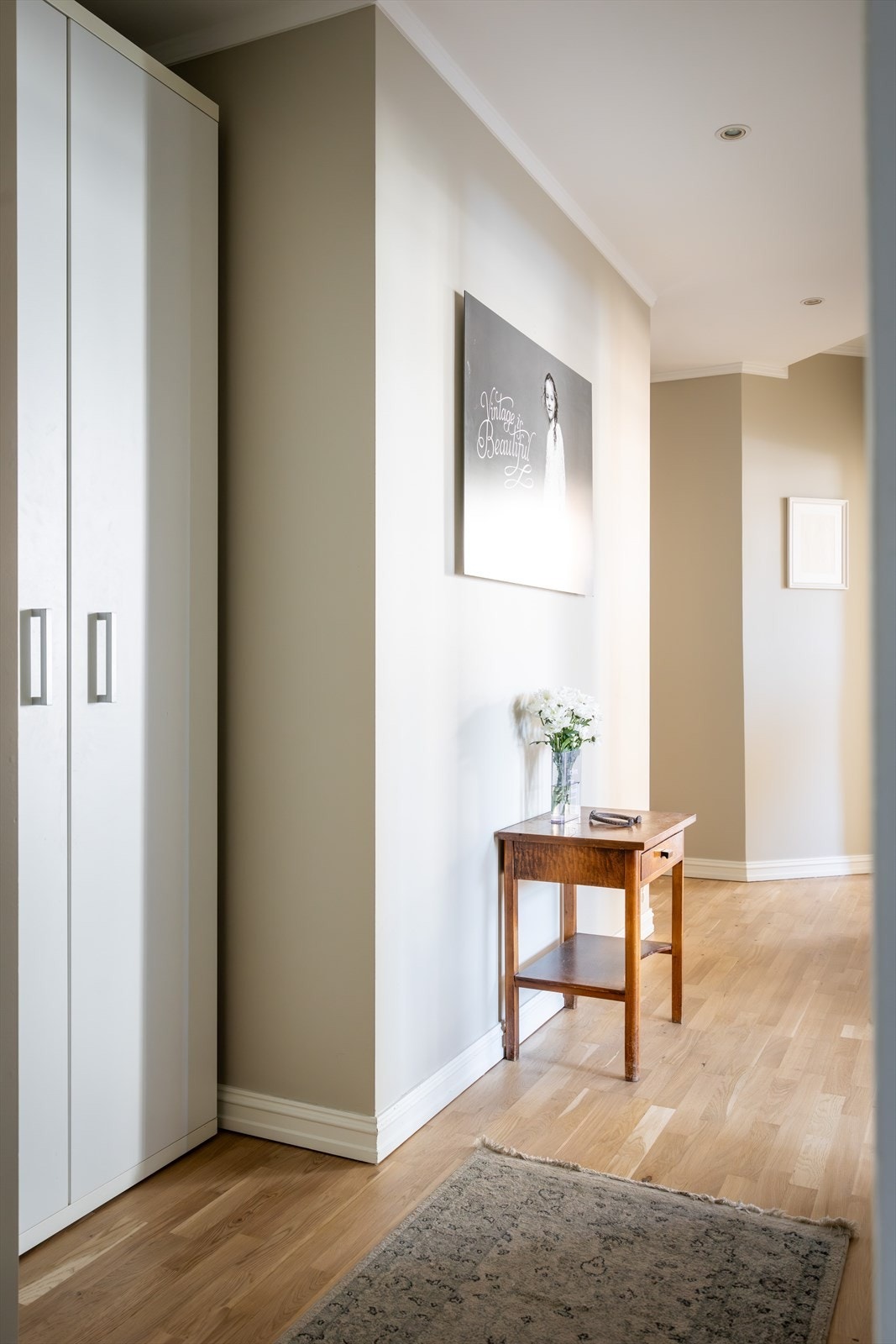 Gode oppbevaringsmuligheter for yttertøy og sko i romslige garderobeskap. Galleribilde