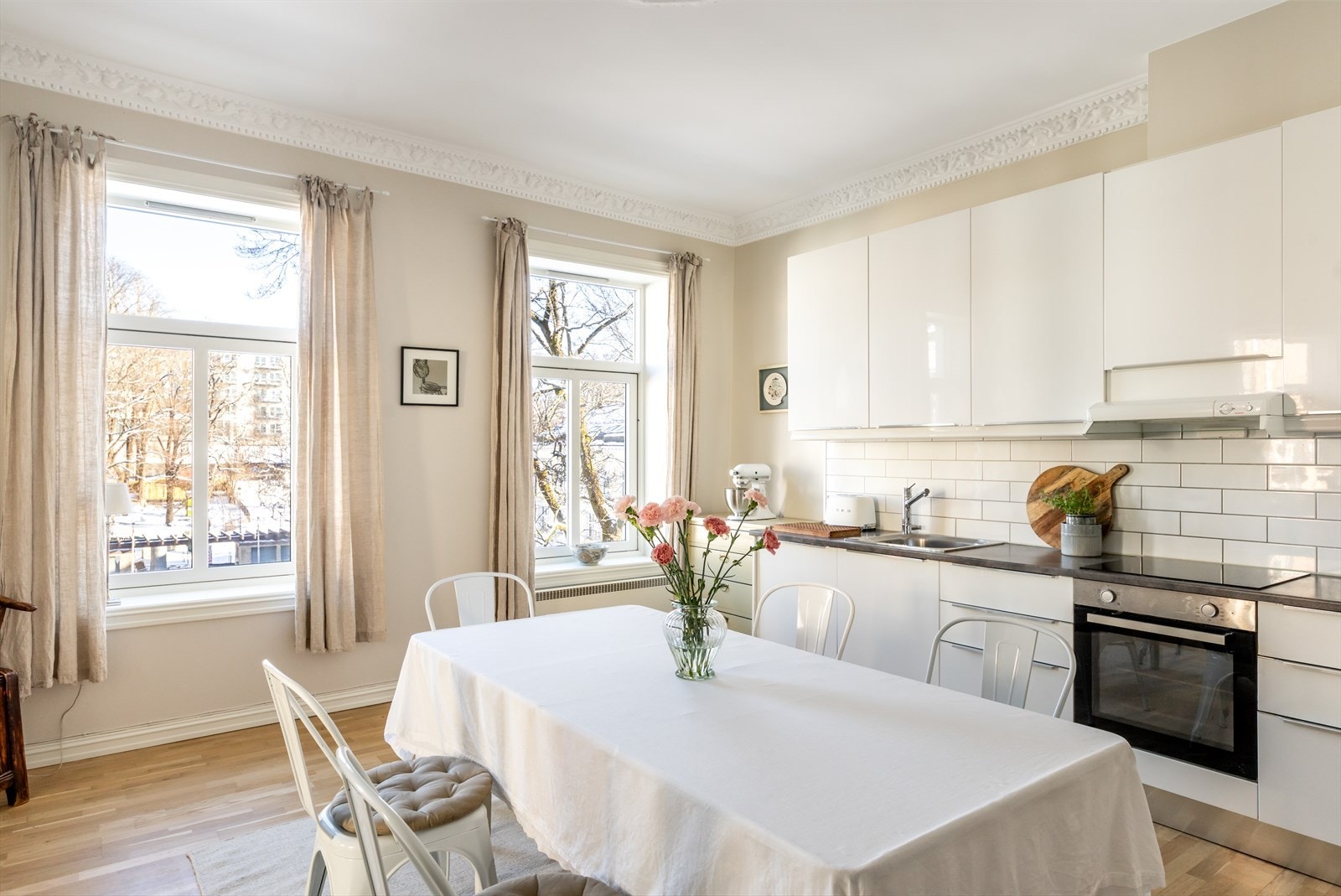 Her er det god plass til et spisebord. Et flott rom som inviterer til hyggelige måltider med venner og familie. Galleribilde