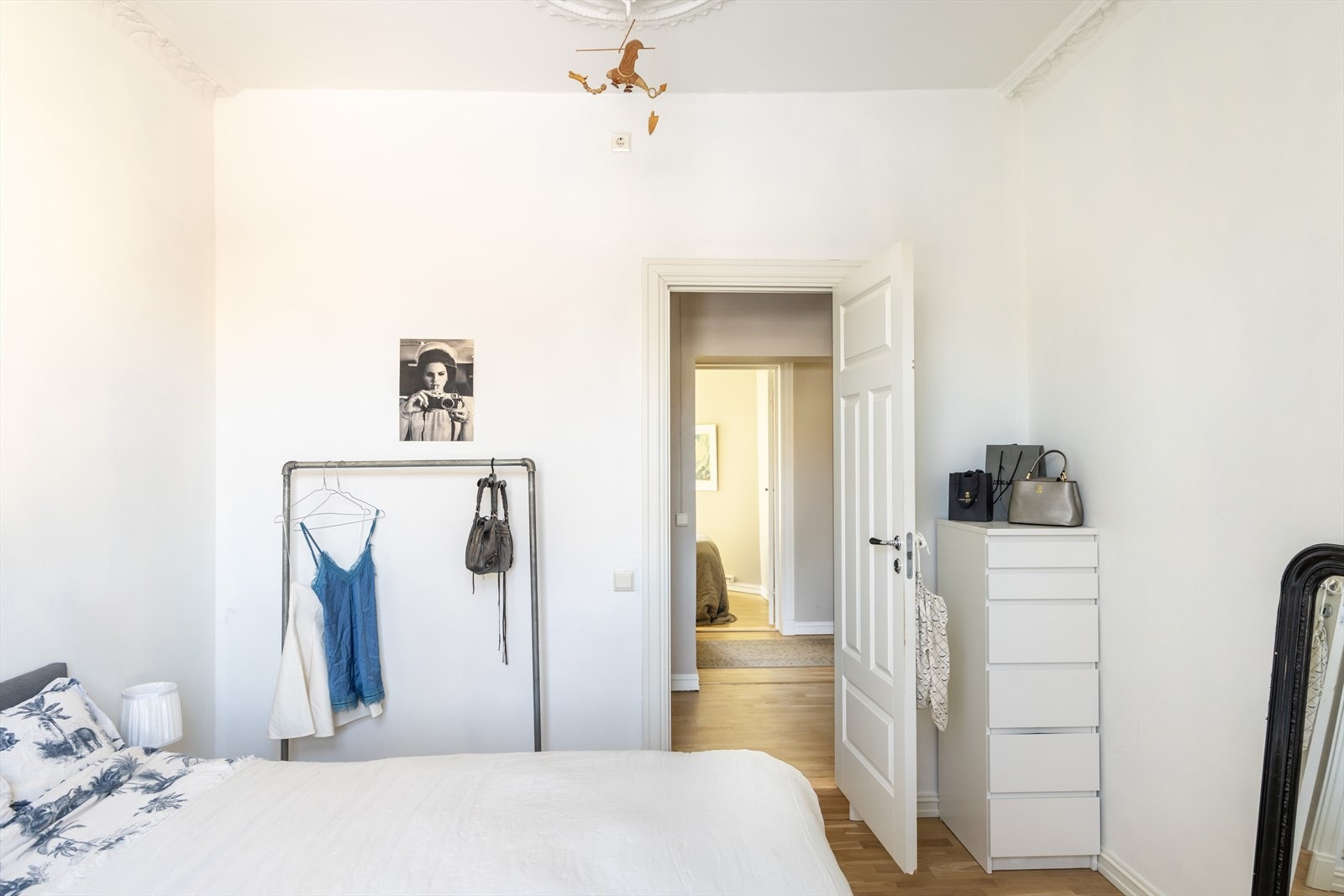 Rommets størrelse gir plass til flere typer møbler som kommode og stativ. Galleribilde