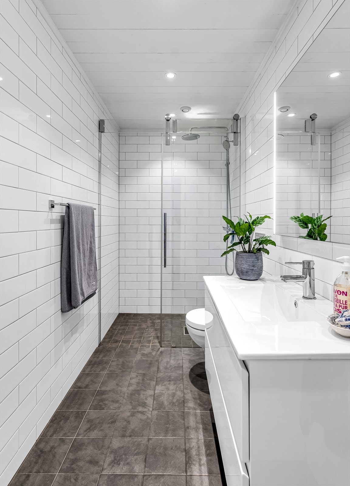 Baderommet ble oppgradert i 2015 og har en funksjonell innredning. Galleribilde