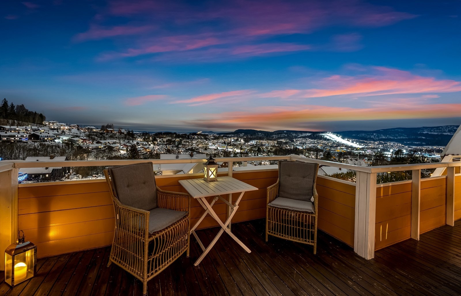 Velkommen til Toppåsveien 50, presentert av Marius Stormfelt v/ Aktiv Eiendomsmegling Bærum.
Fotograf: Håvard Daae Ronglien. Galleribilde
