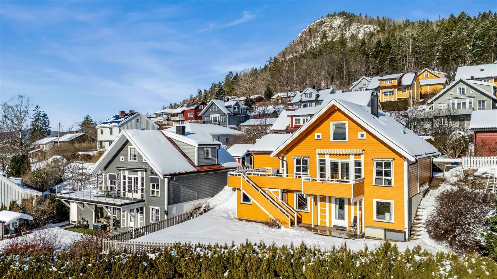 Eiendommen har en attraktiv beliggenhet på Kolsås - et veletablert og rolig boligområde bestående hovedsakelig av eneboliger. Galleribilde