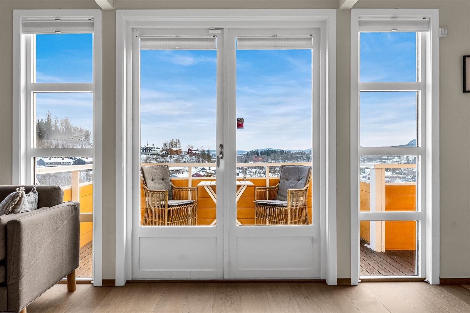 Fra stuen er det en naturlig overgang med utgang til terrassen. Galleribilde