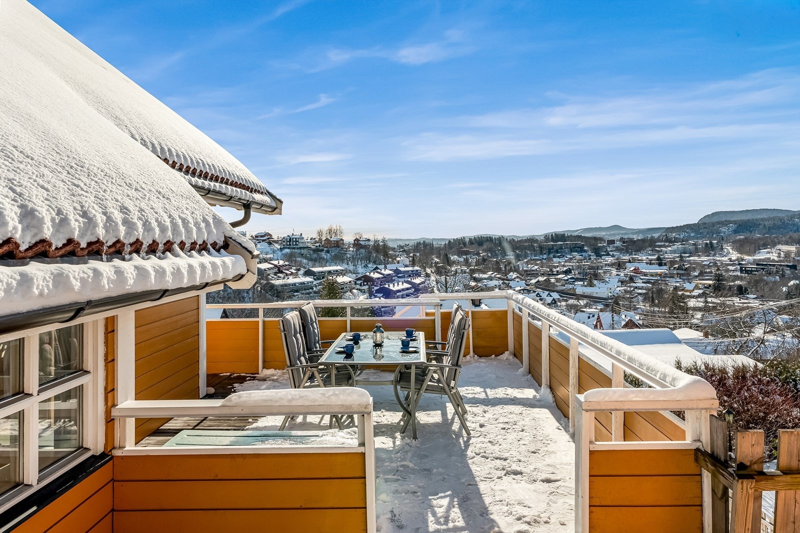 Her bor du solrikt og fritt, med flott utsikt over nærområdet og gode solforhold fra morgen til kveld. Galleribilde