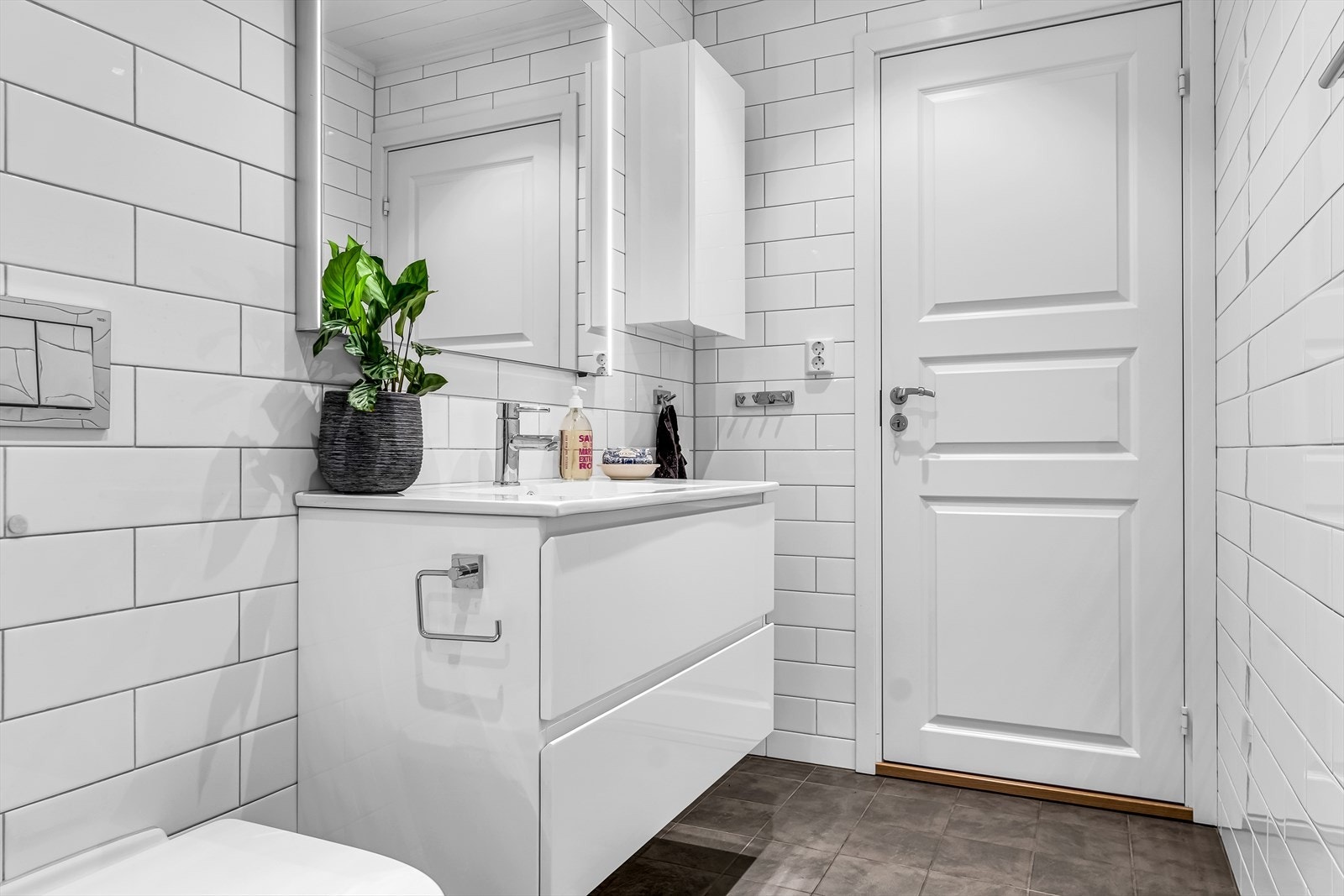 Badet er innredet med servantinnredning med skuffer og ettgreps blandebatteri. Galleribilde