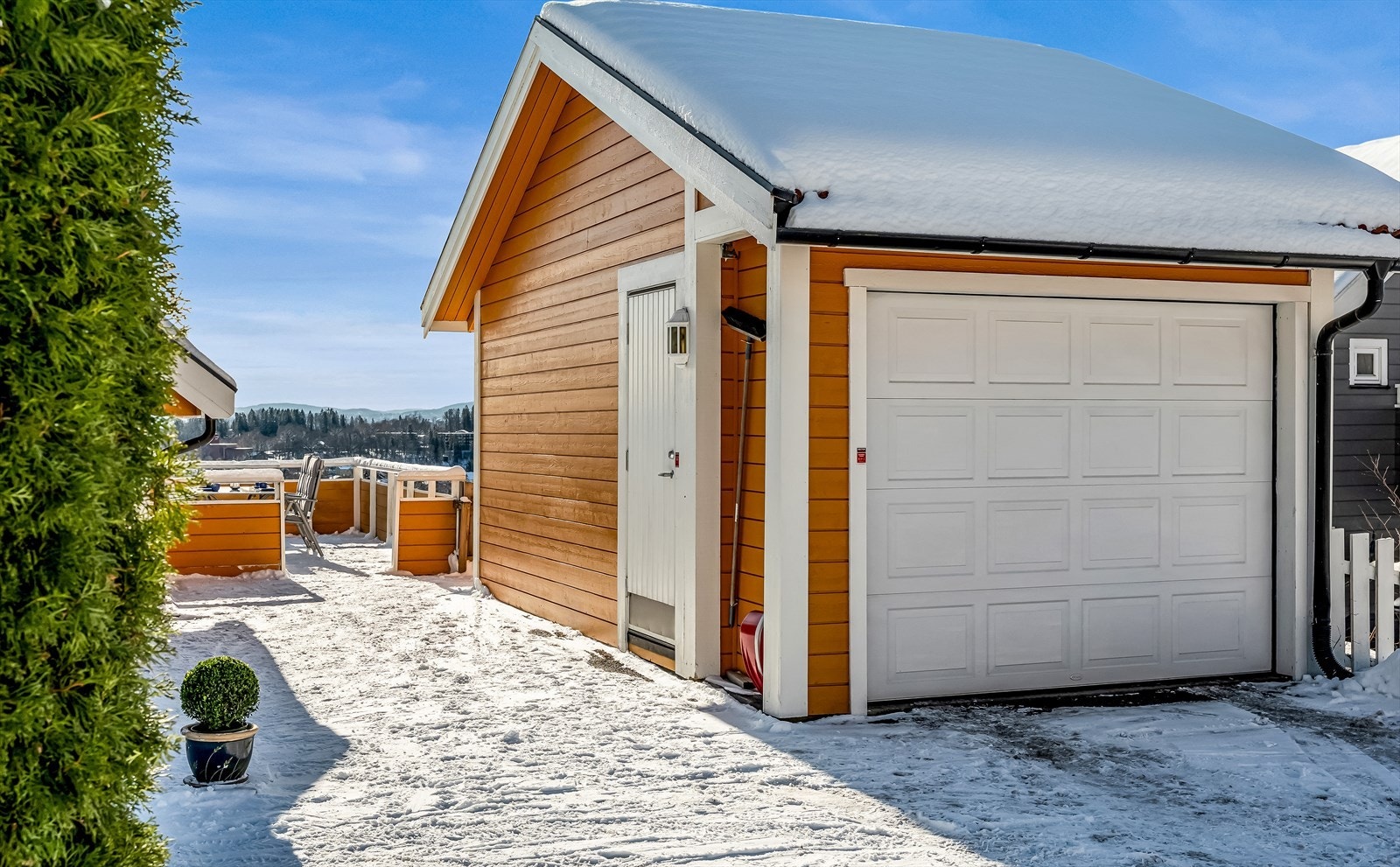 Garasje med plass til en bil med elbillader. Galleribilde