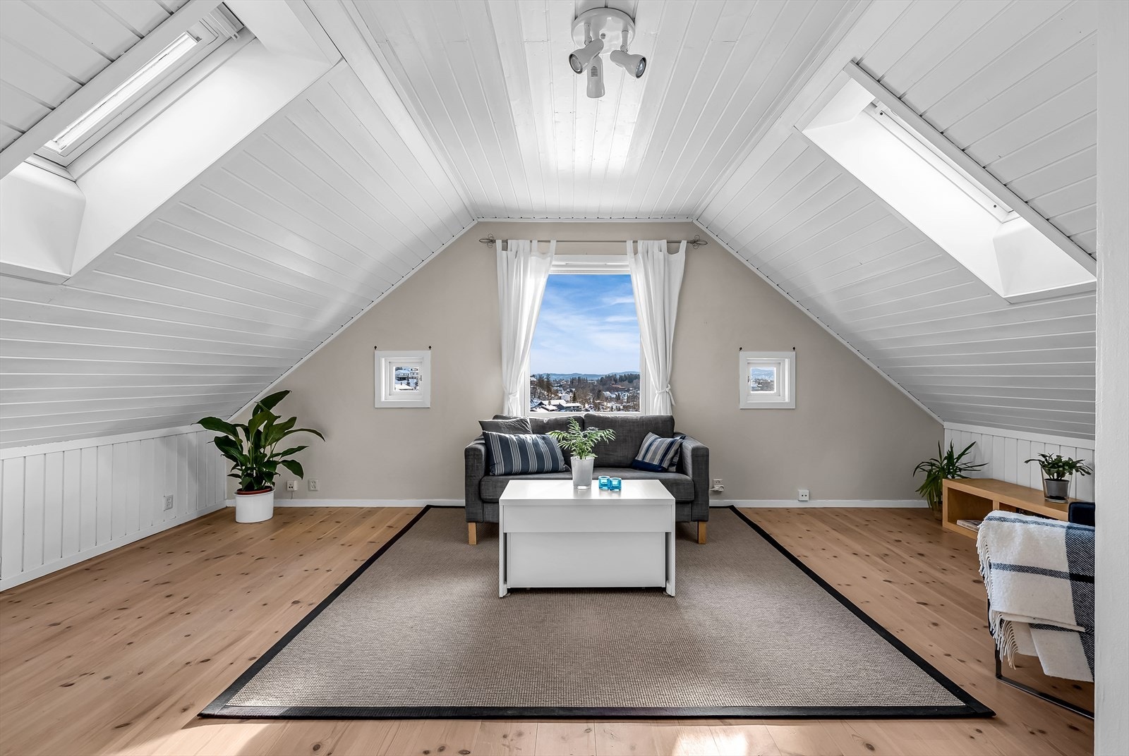 Loftstuen fungerer som en lys og lun sone, perfekt til avslapning eller samvær. Galleribilde