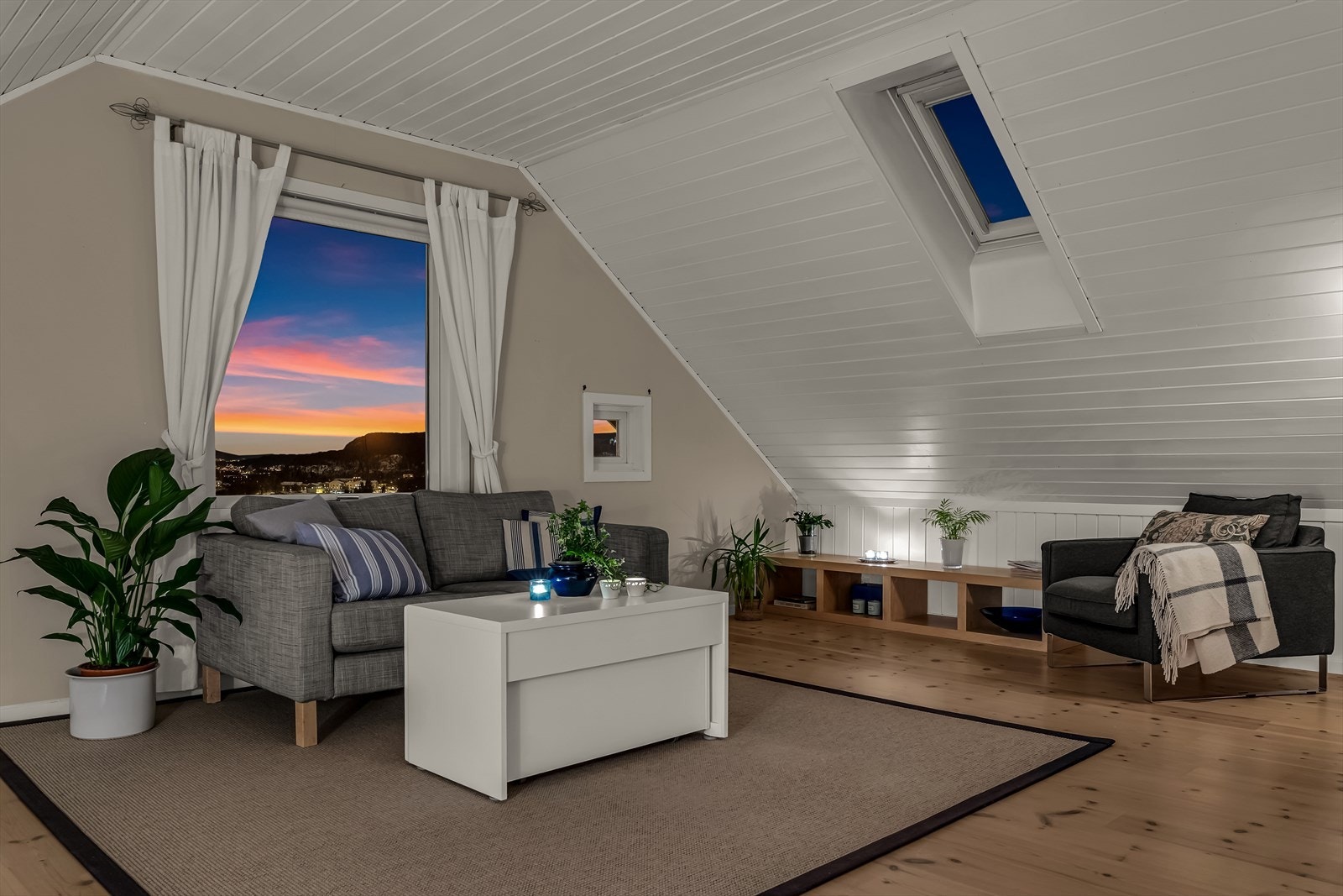 Loftstuen er et sjarmerende oppholdsrom med plass til en mindre sofagruppe. Galleribilde