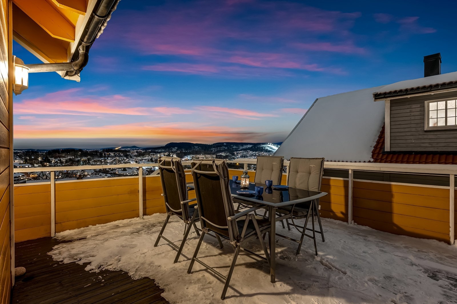 Terrassen har god plass til en hyggelig sittegruppe hvor du kan nyte utsikten i rolige omgivelser. Galleribilde