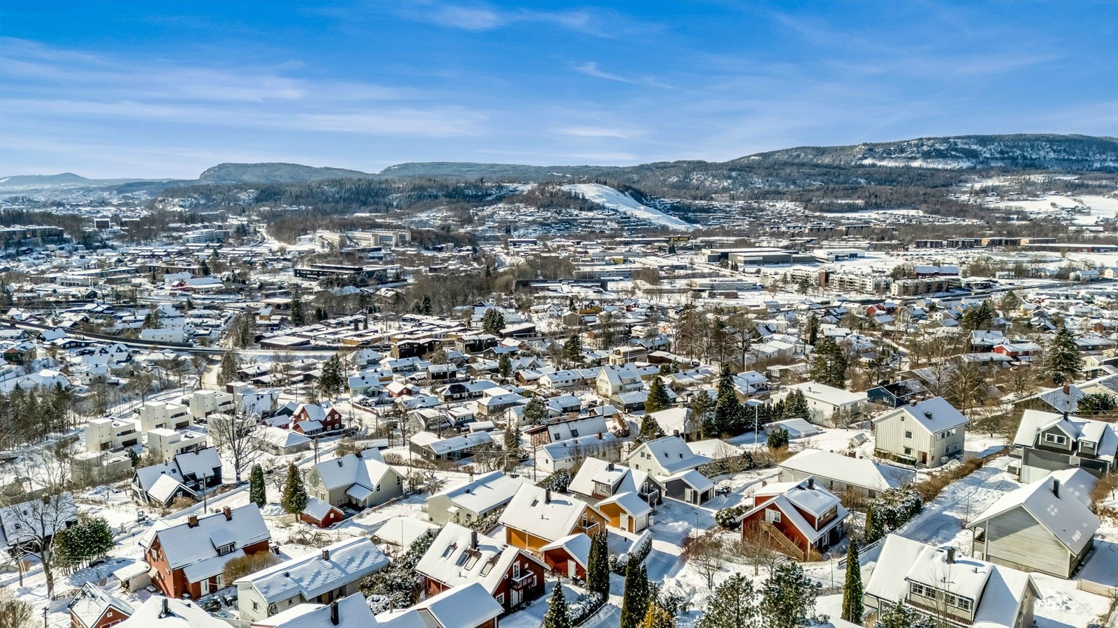 Kolsås er kjent for sitt trygge og barnevennlige nærmiljø, og er et svært populært område for familier i alle livsfaser. Galleribilde