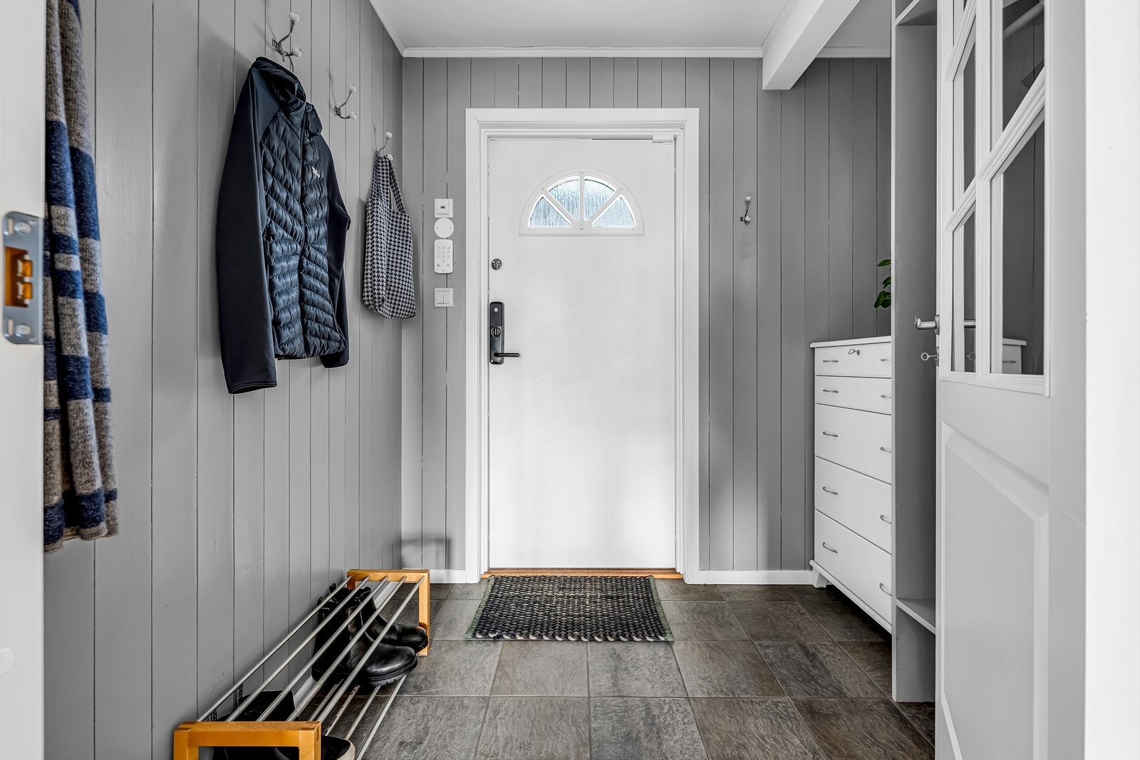 Boligen har en innbydende entré med god oppbevaringsplass for yttertøy og sko. Galleribilde