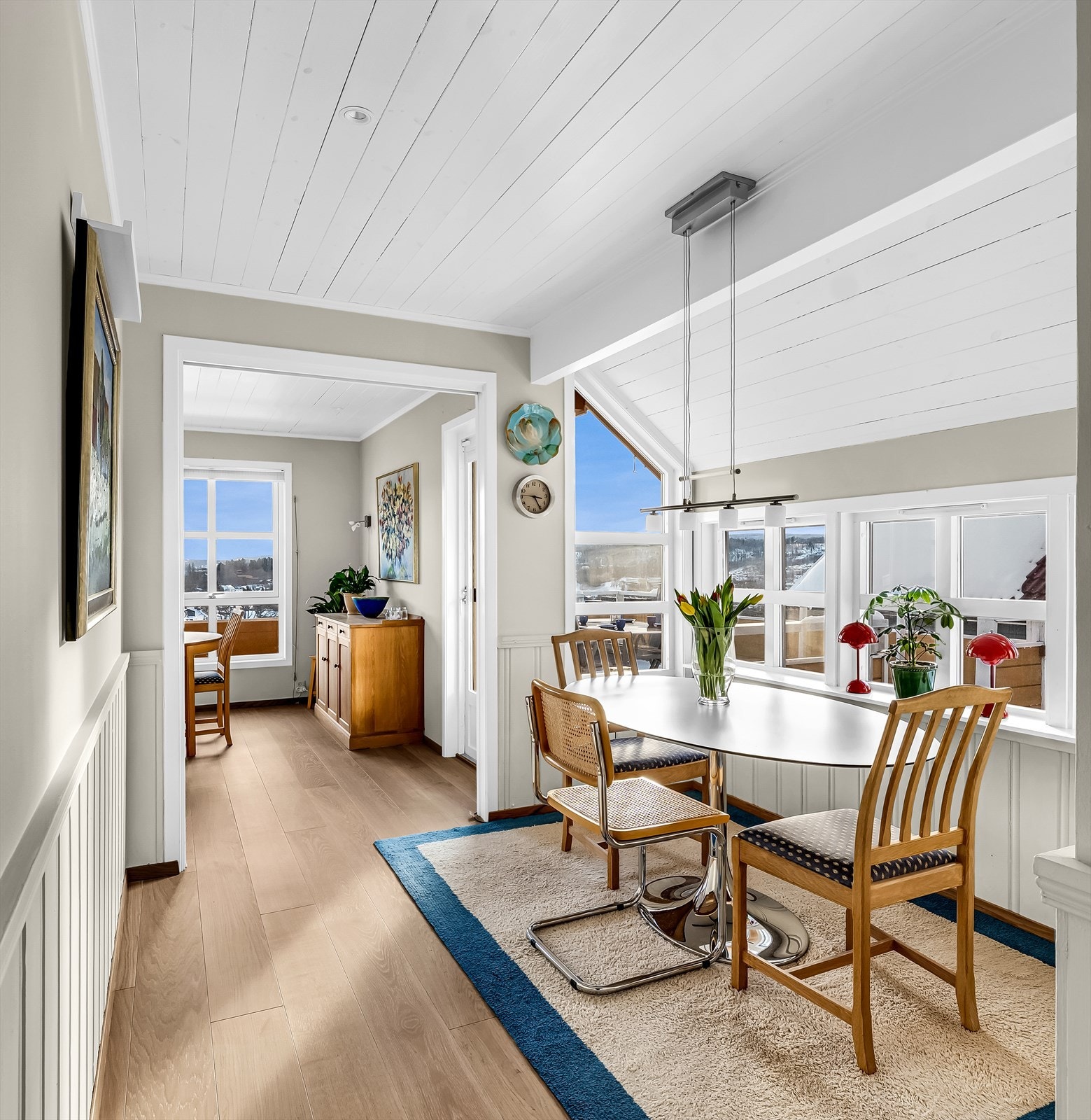 Kjøkkenet har plass til et hyggelig frokostbord, perfekt for rolige morgener. Galleribilde