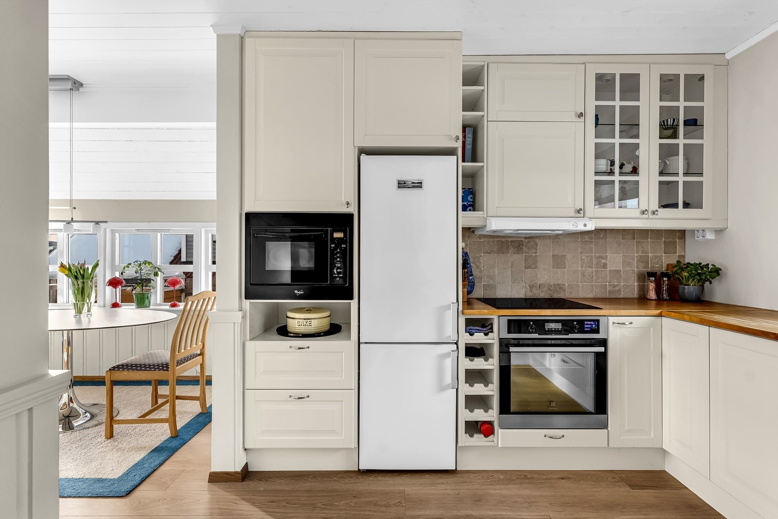 Kjøkkenet har integrerte hvitevarer som komfyr, platetopp og oppvaskmaskin, i tillegg til frittstående kjøl/frys og mikrobølgeovn. Galleribilde